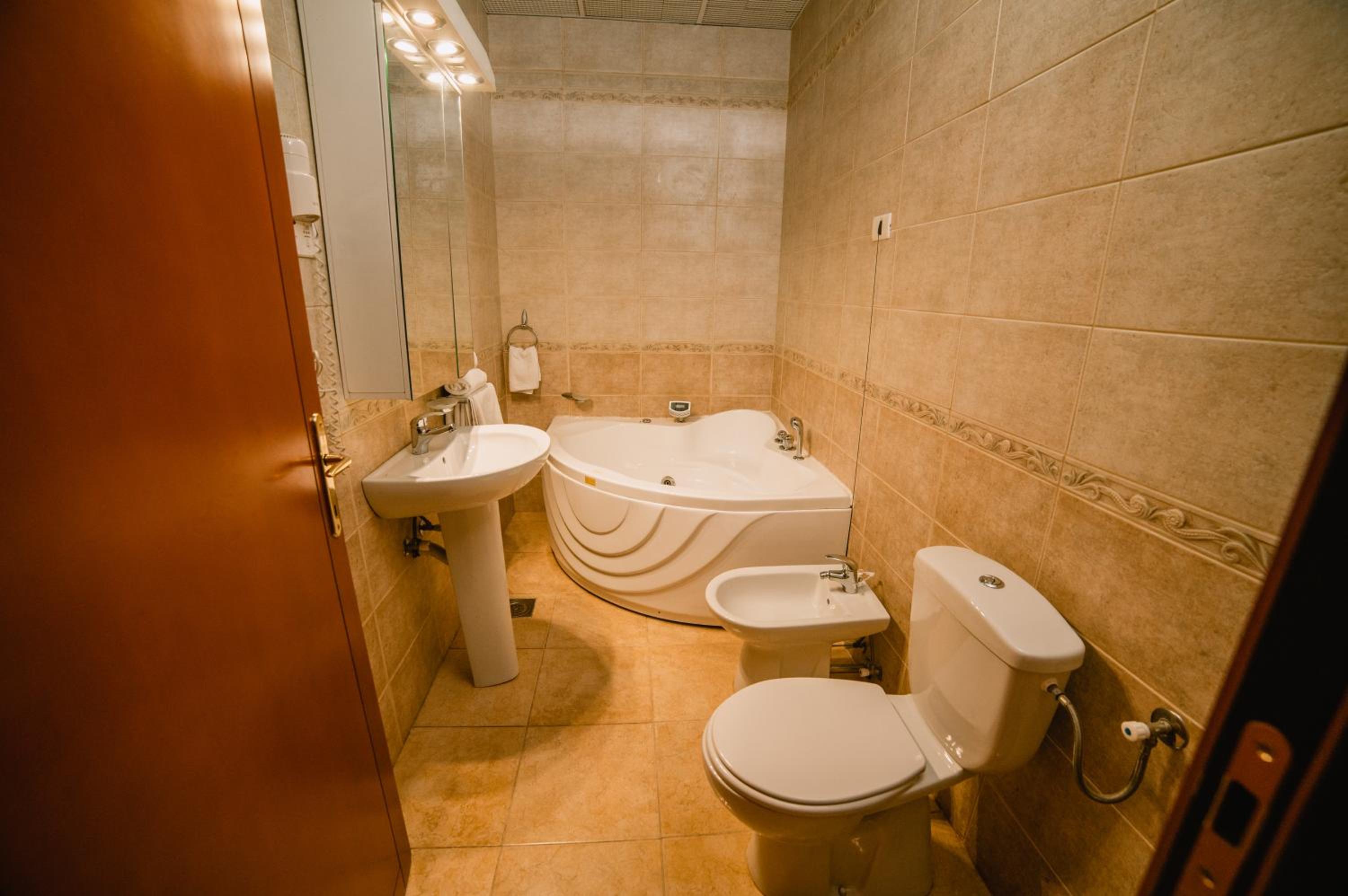 Deluxe Queen Suite photo 2