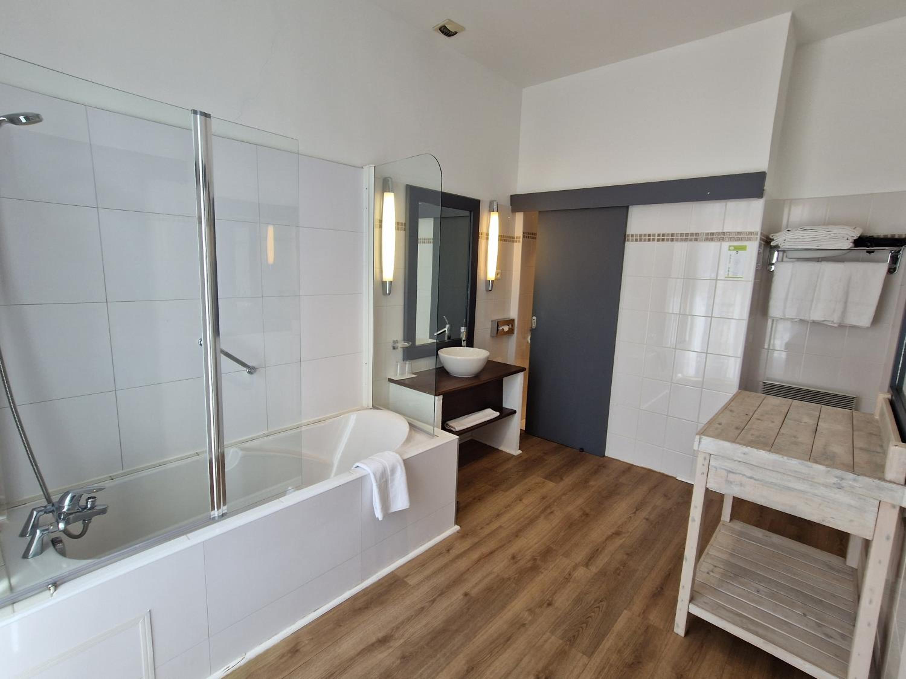 Junior Suite with Balcony - Photo 10