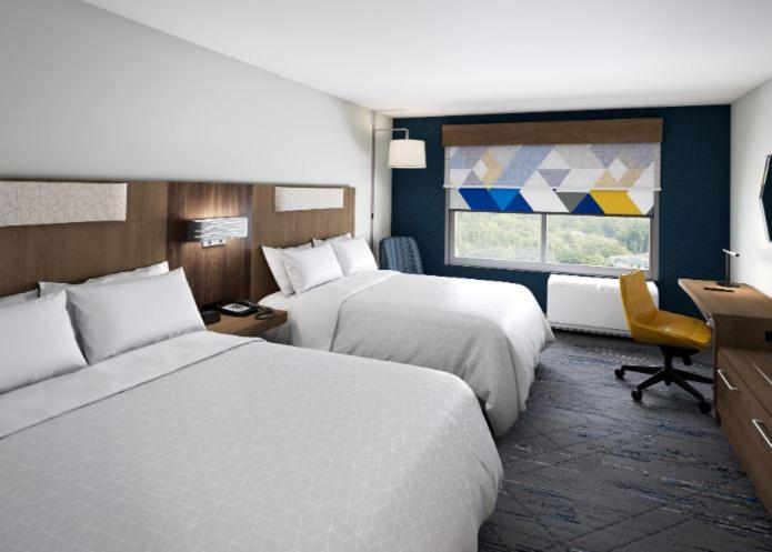 Queen Suite with Two Queen Beds - Photo 2