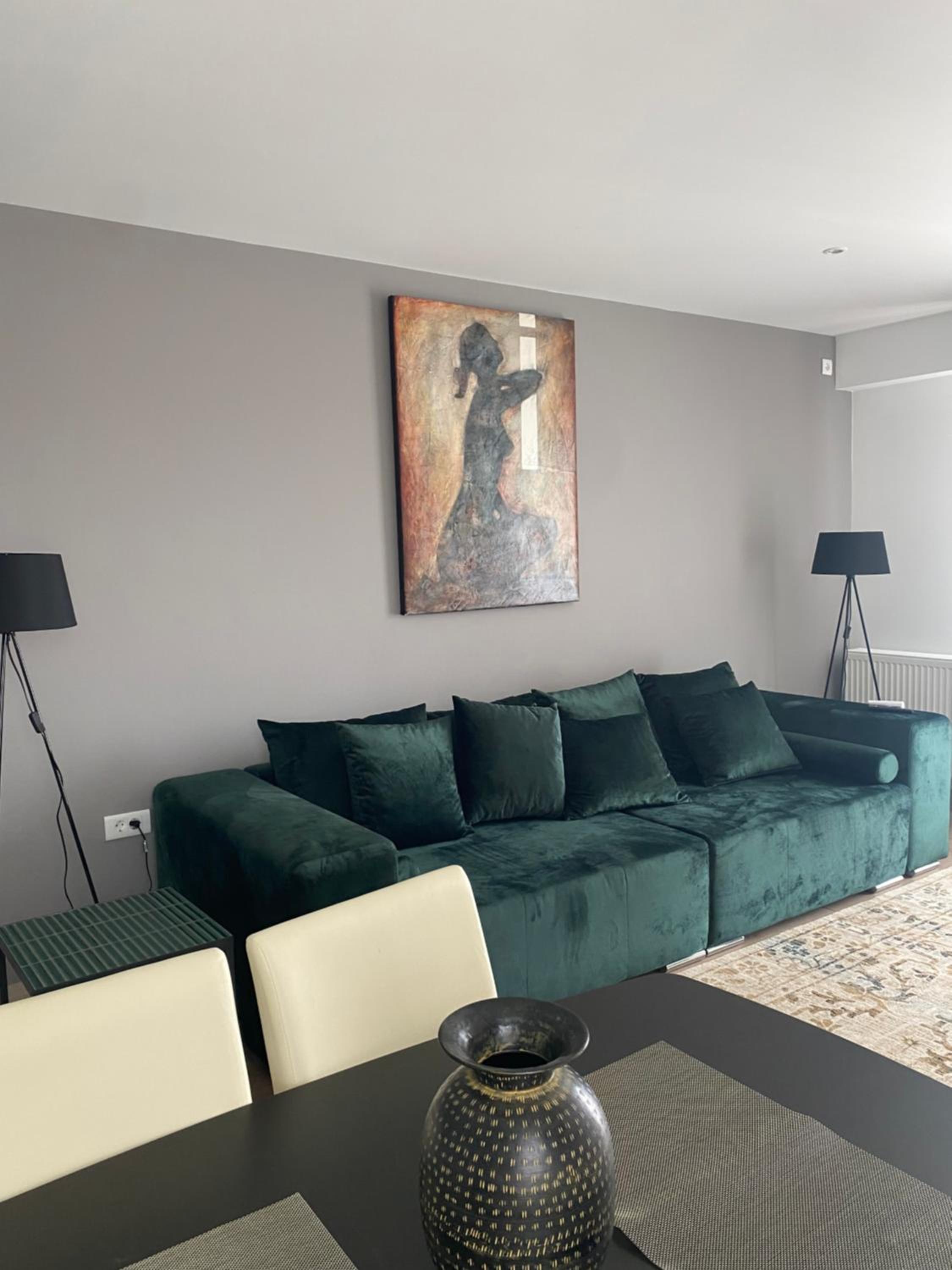 One-Bedroom Apartment photo 1