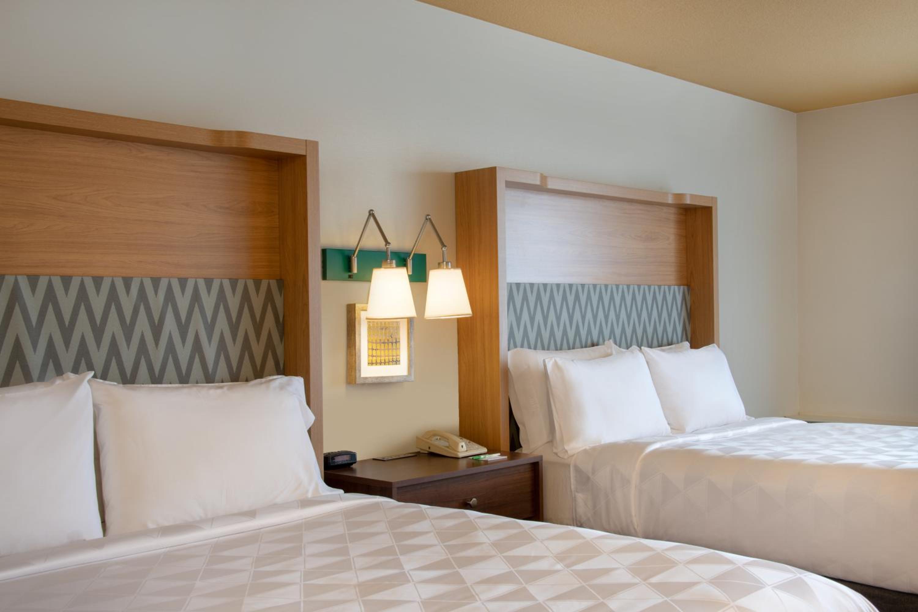 Queen Suite with Two Queen Beds and Balcony - Mountain View