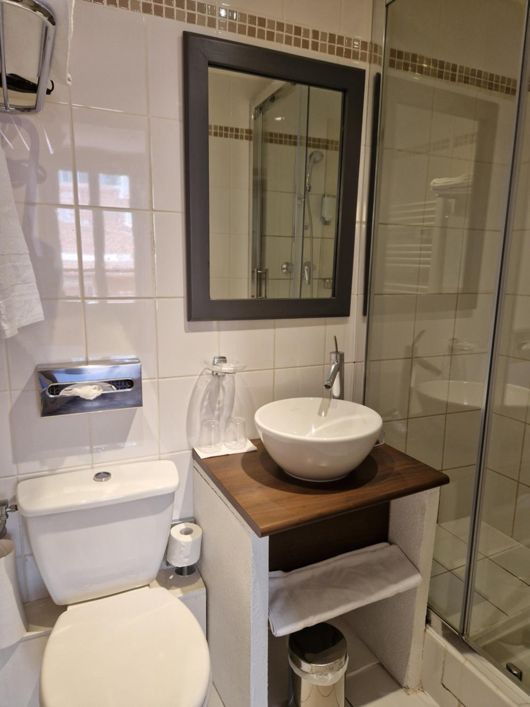 Standard Double Room - Photo 9