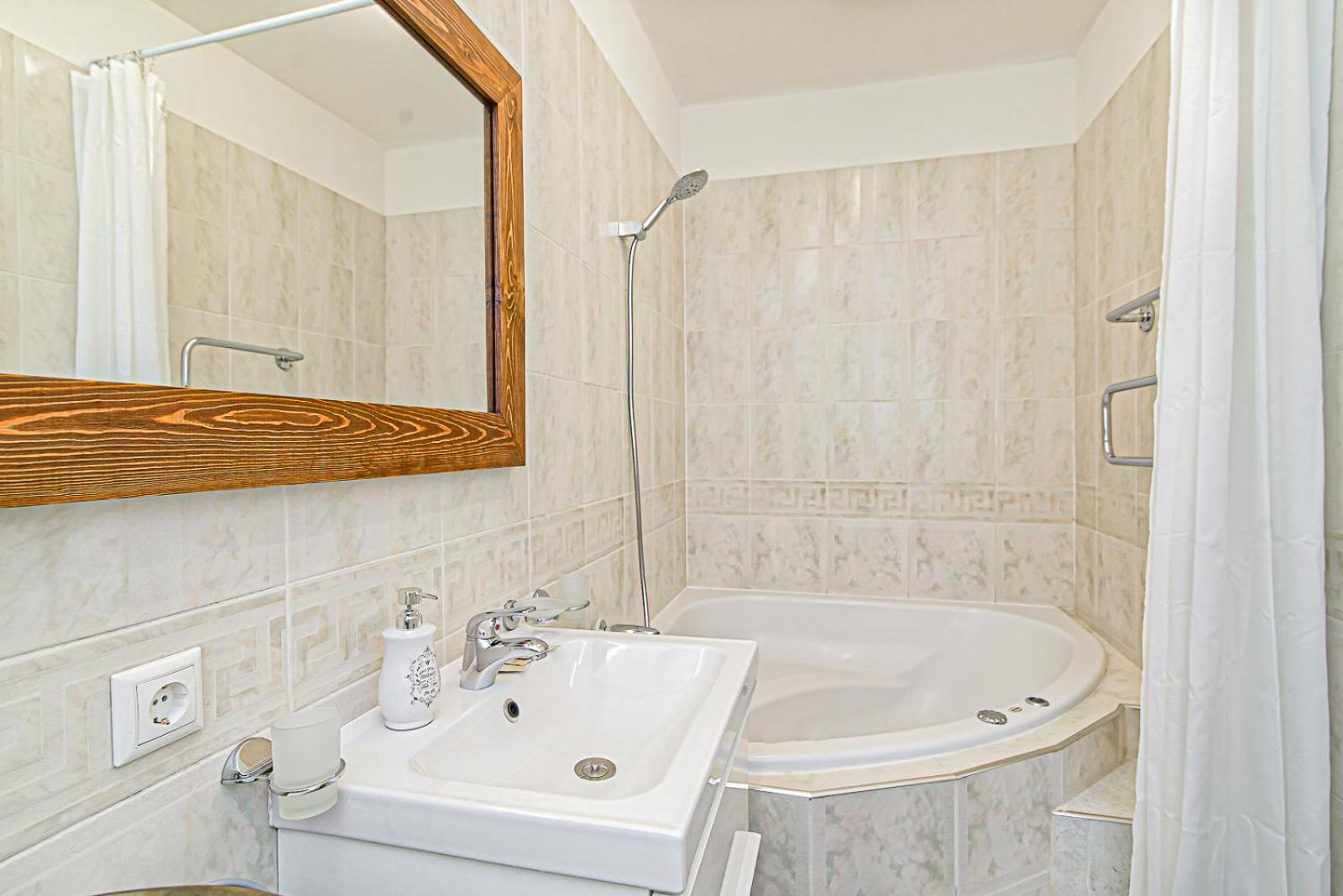 One-Bedroom Apartment - Photo 12