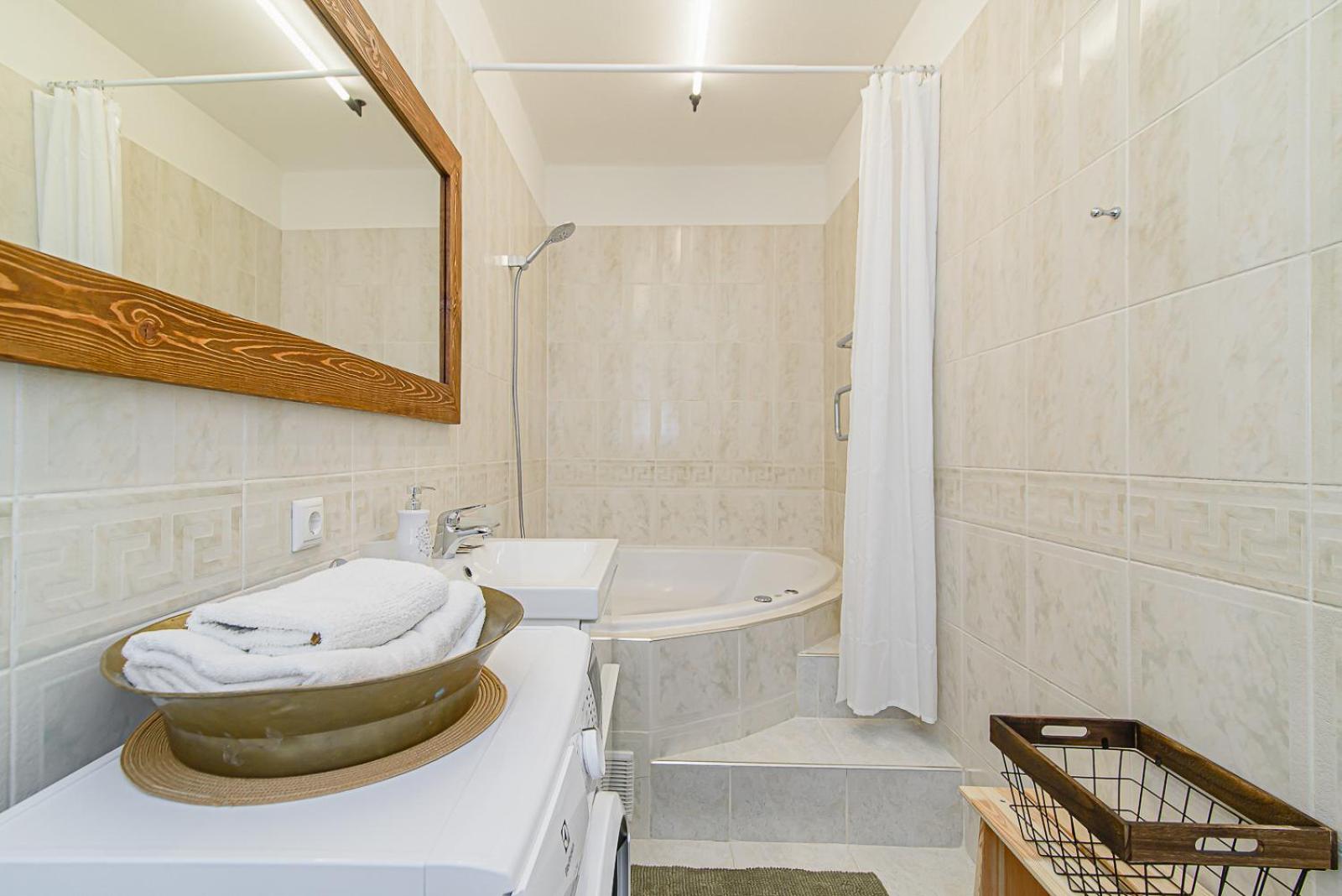 One-Bedroom Apartment - Photo 9