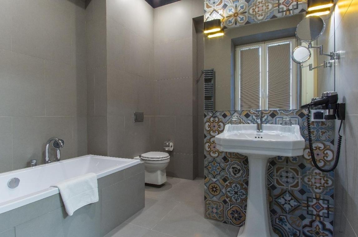 King Suite - Photo 3