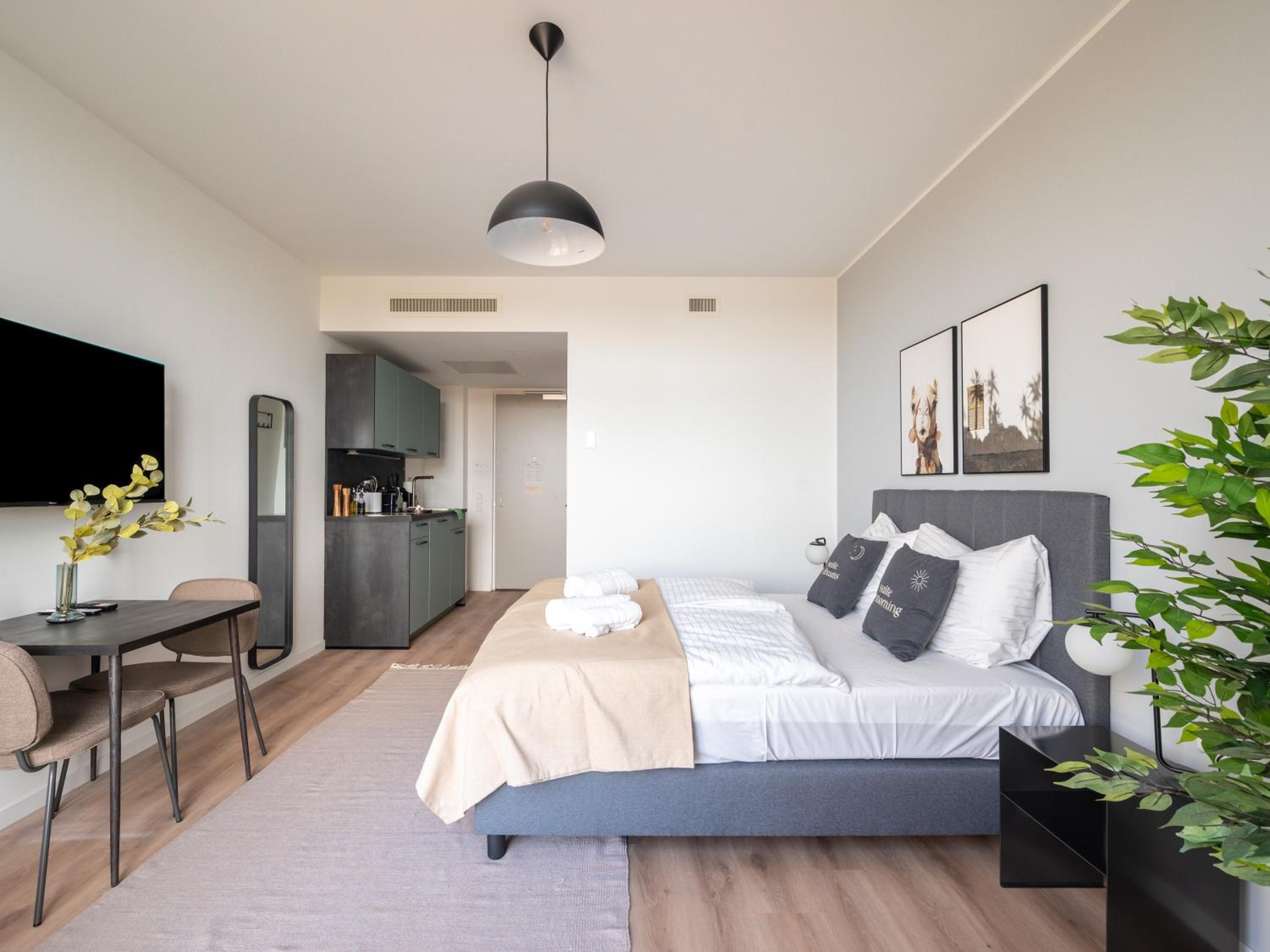 Suite with Balcony - Photo 7