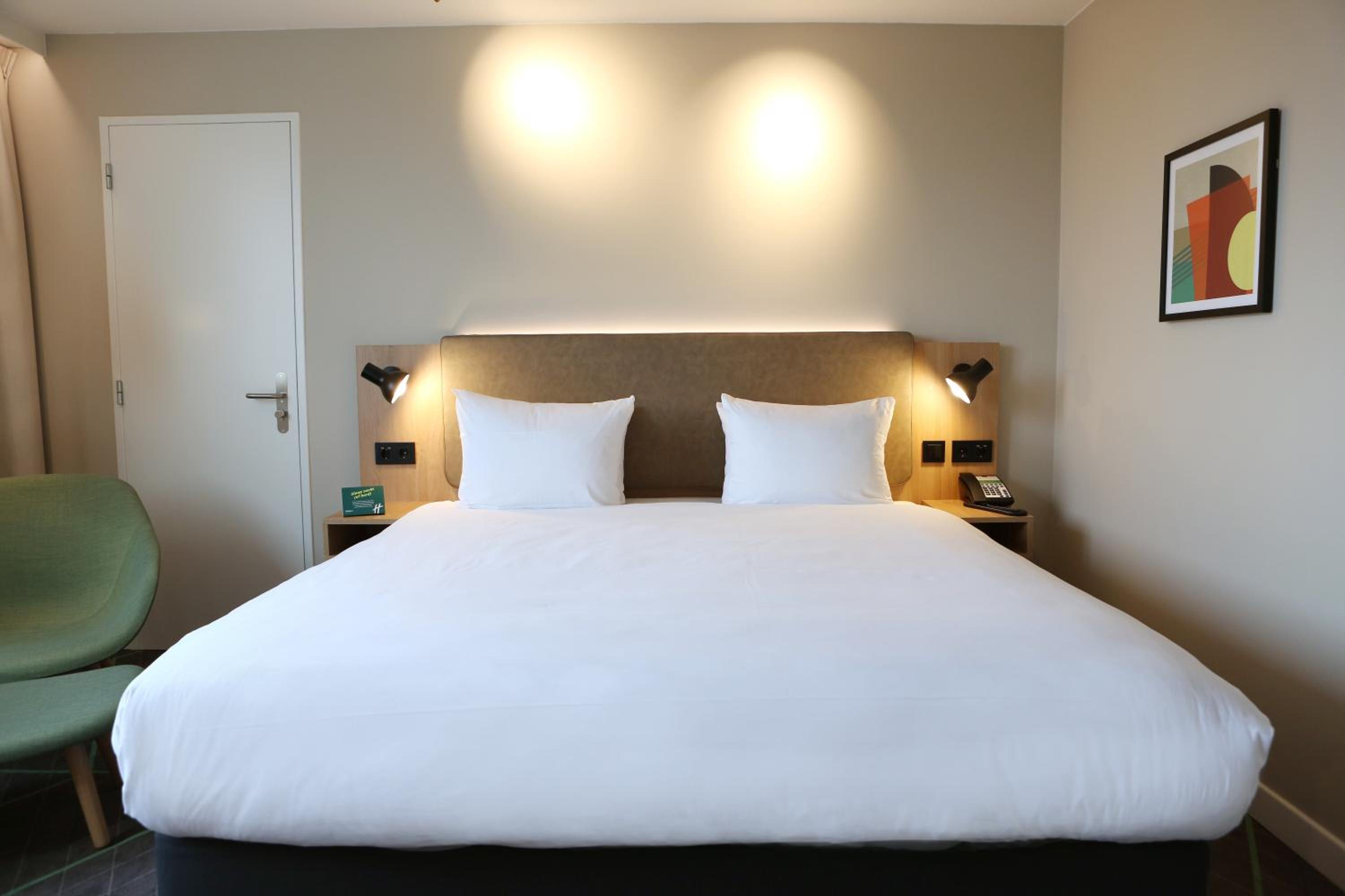 Standard King Room - Photo 6