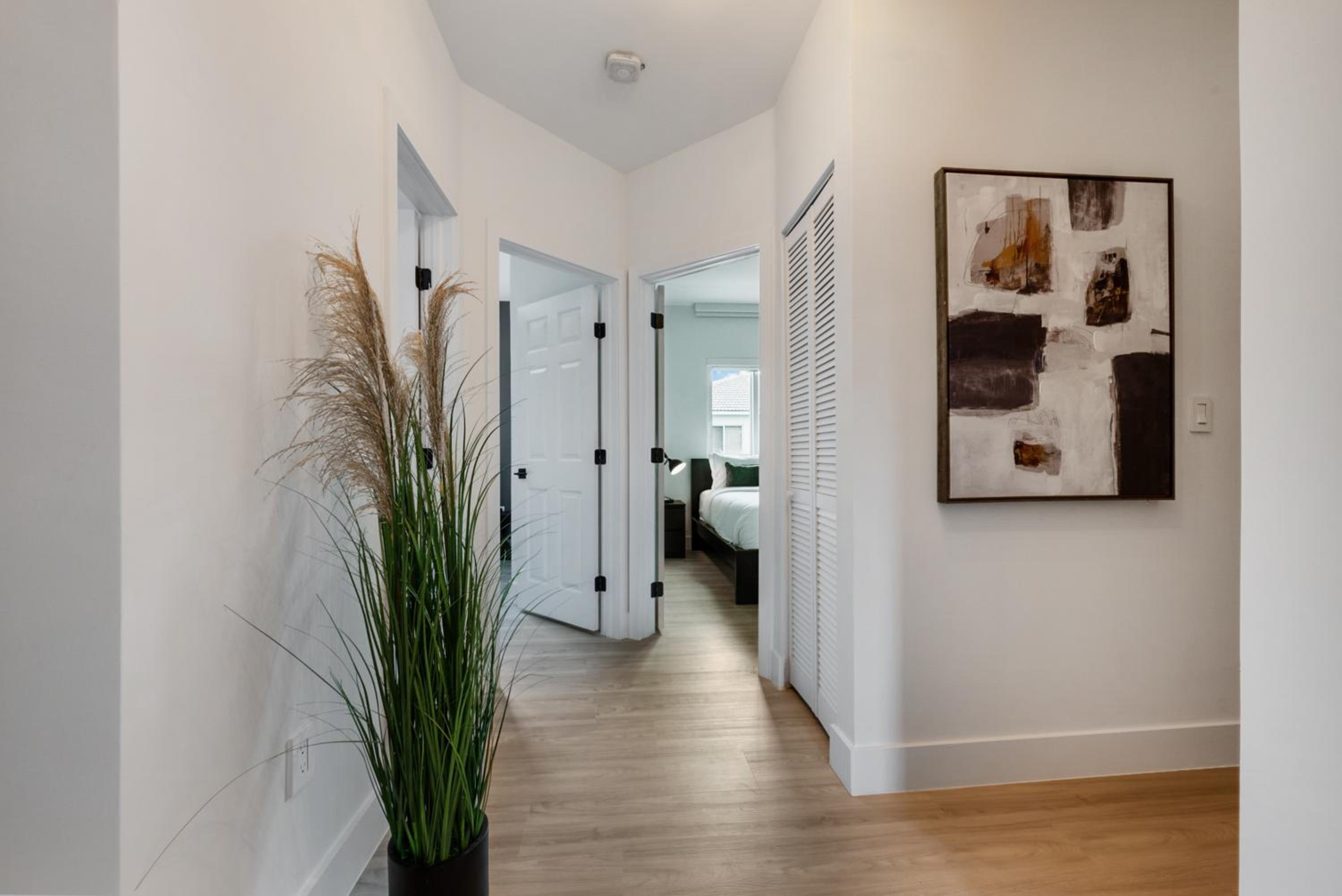 Five-Bedroom House photo 1