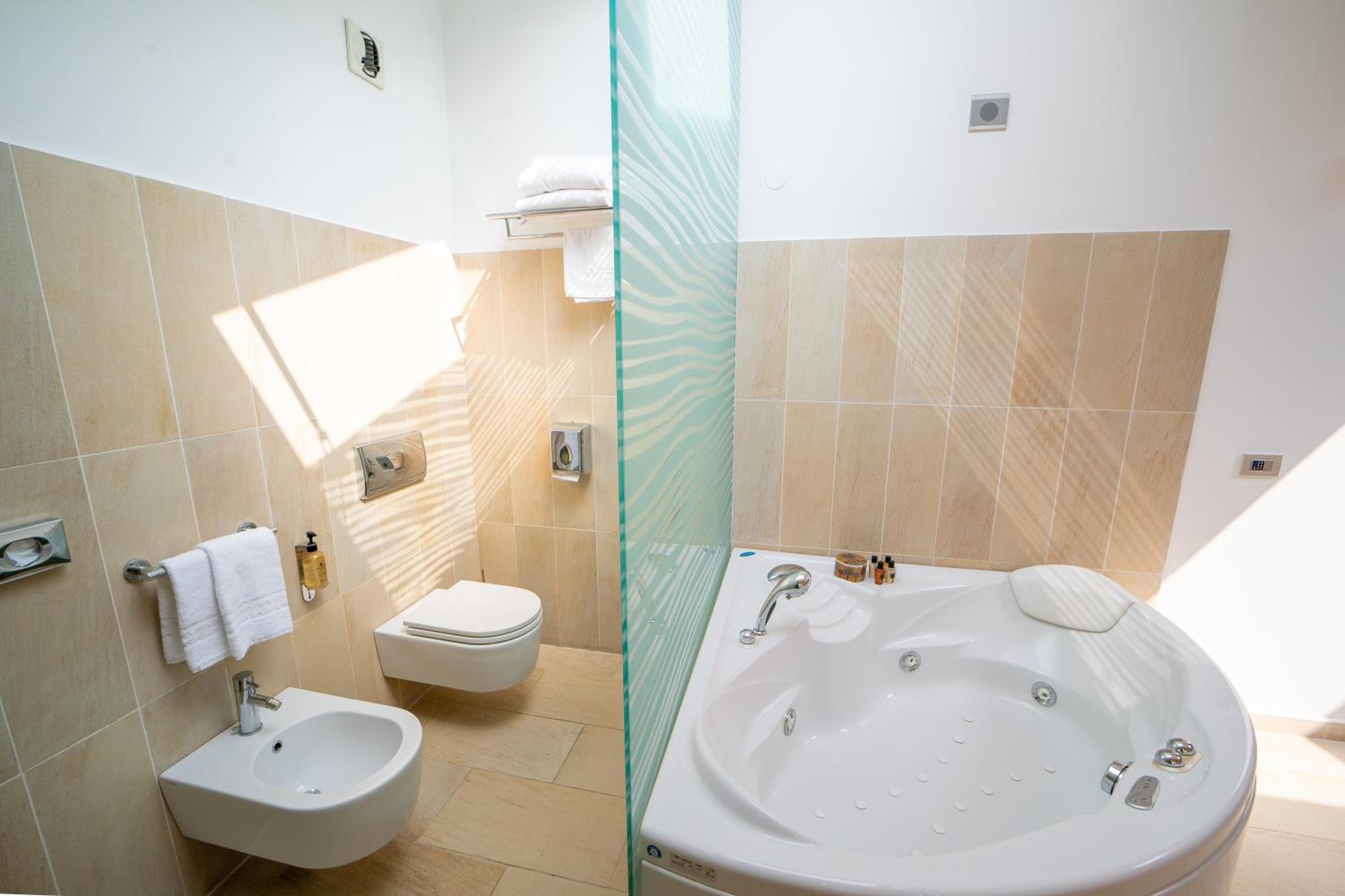 Executive Suite - Photo 12