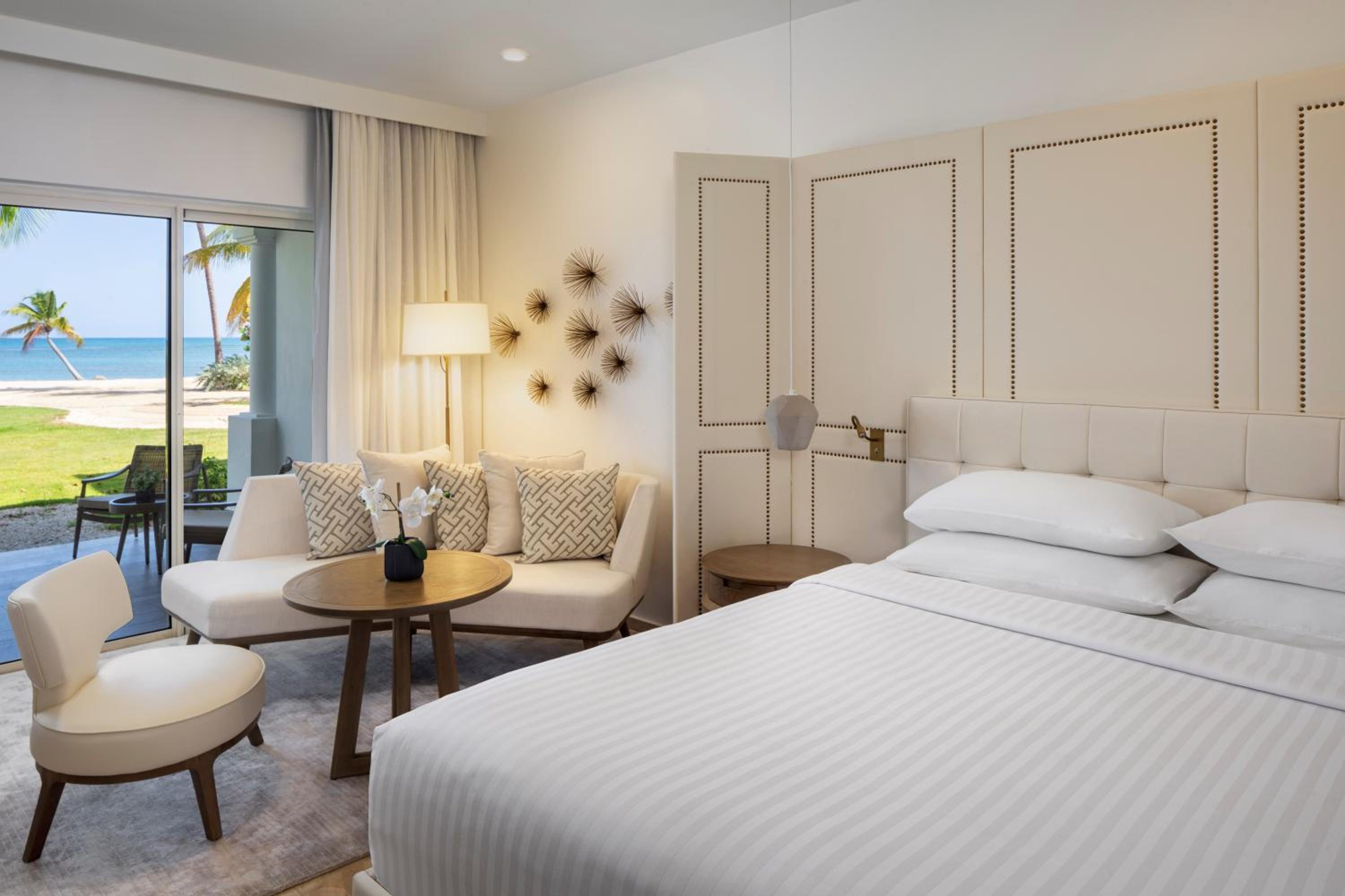 Deluxe King Room - Oceanfront - Photo 6