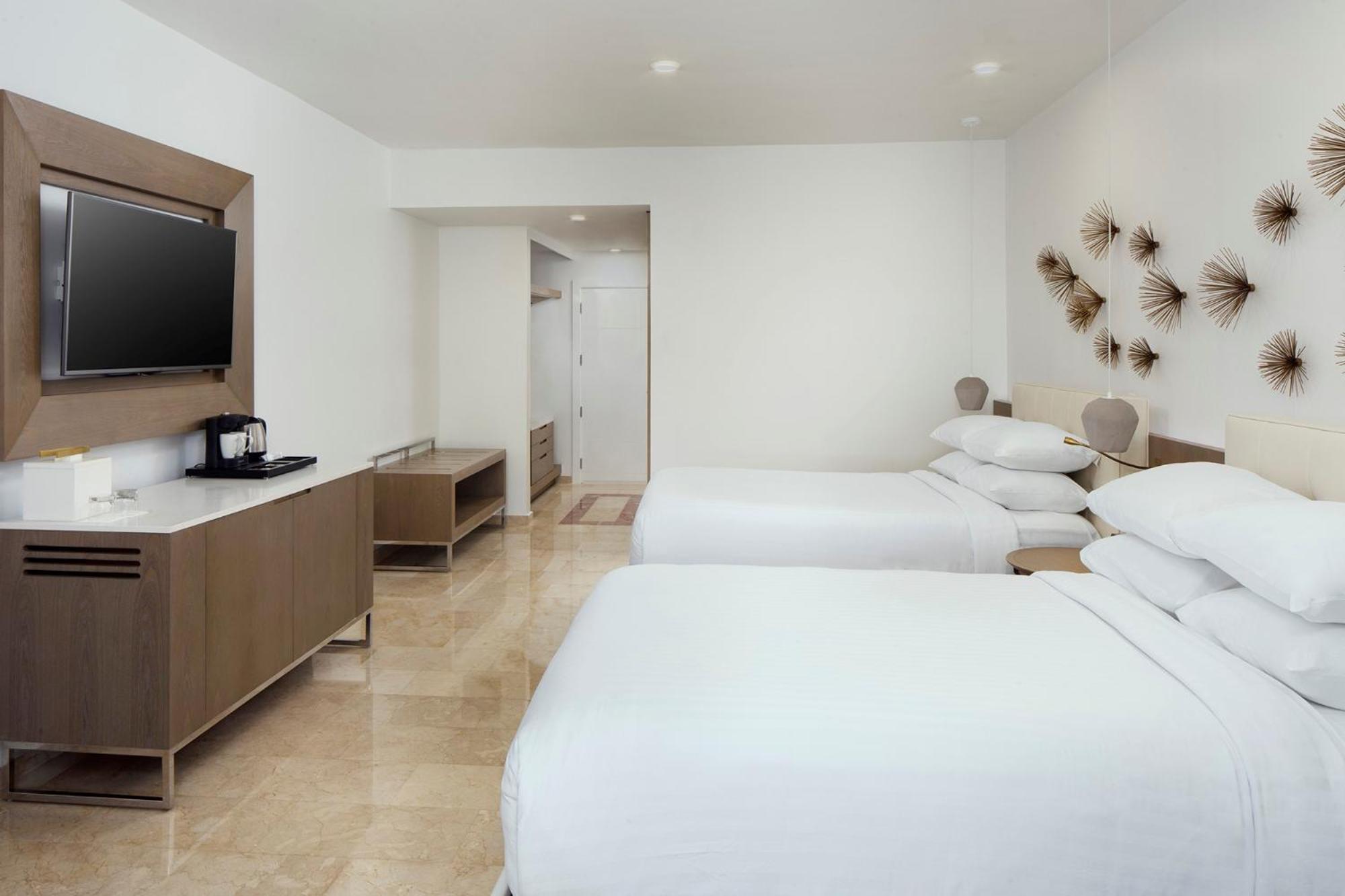 Deluxe Double Room with Two Double Beds and Garden View - Photo 6