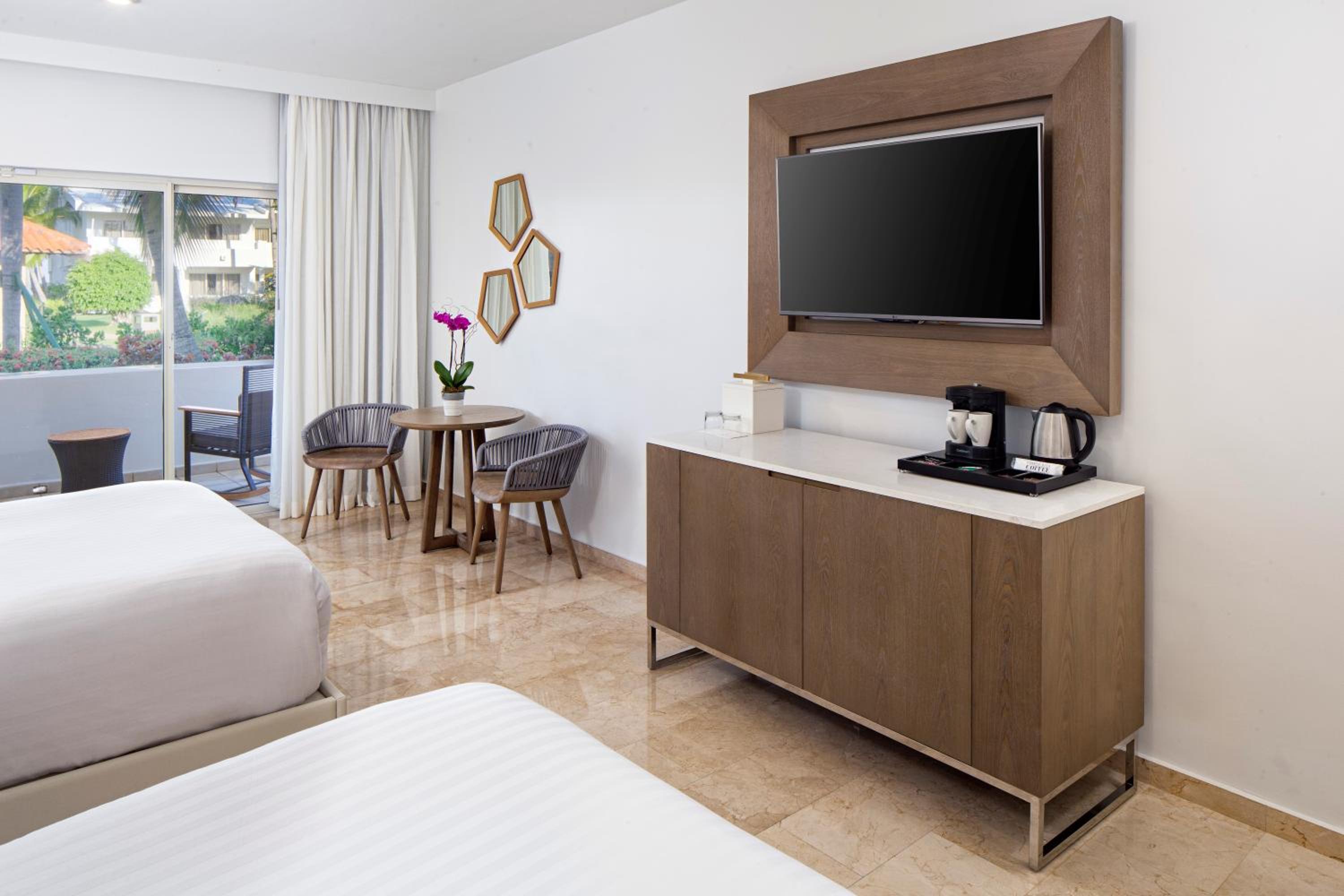 Premium Double Room with Two Double Beds and Garden View - Photo 3