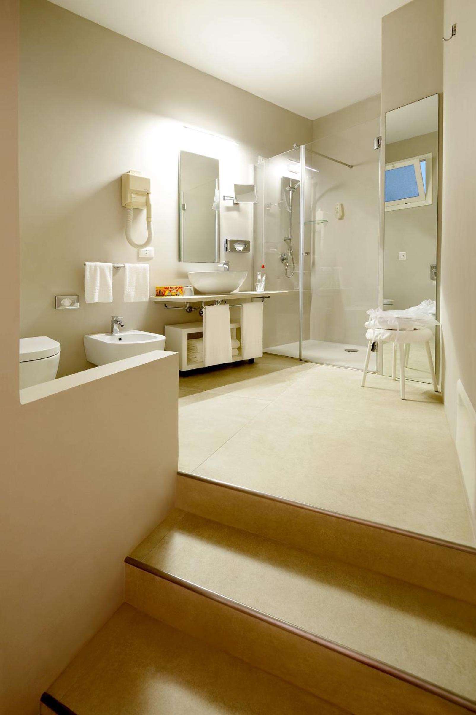 Standard Double or Twin Room - Photo 10