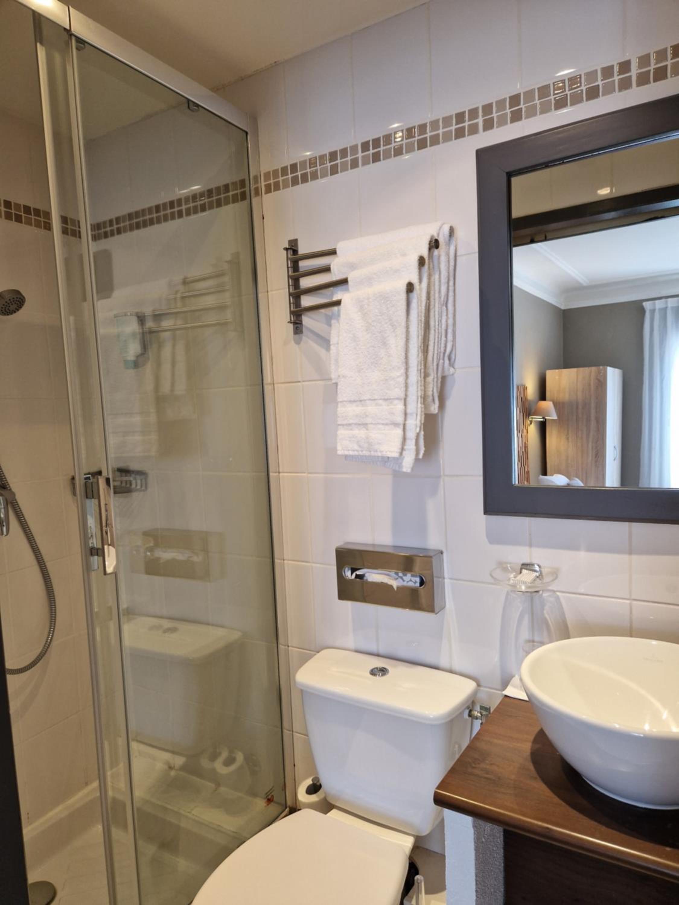 Double or Twin Superior Room - Photo 8