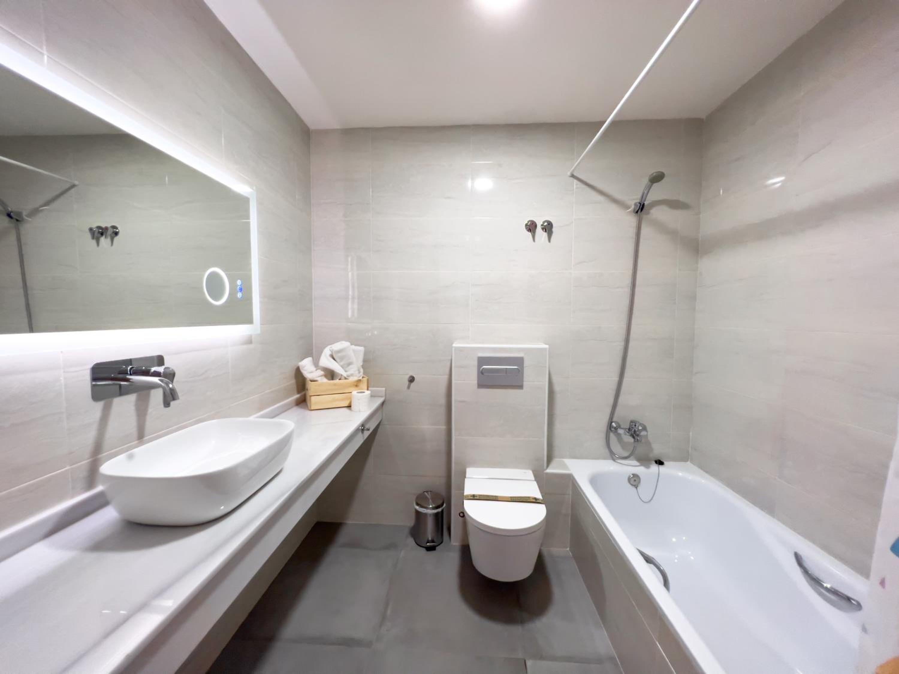 Deluxe Double Room with Bath - Photo 8