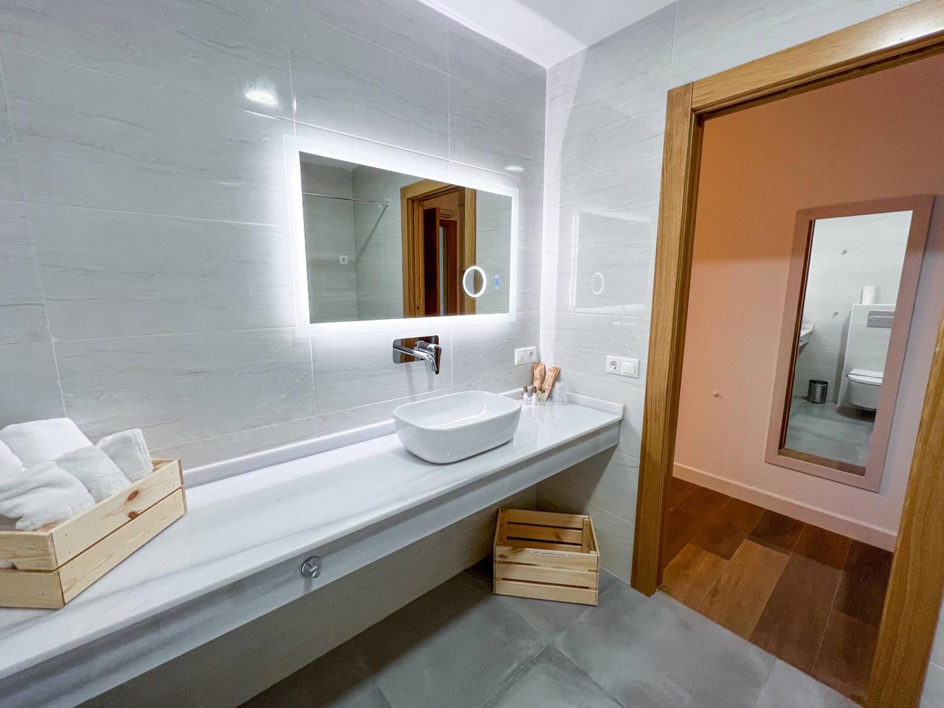 Deluxe Double Room with Bath - Photo 7
