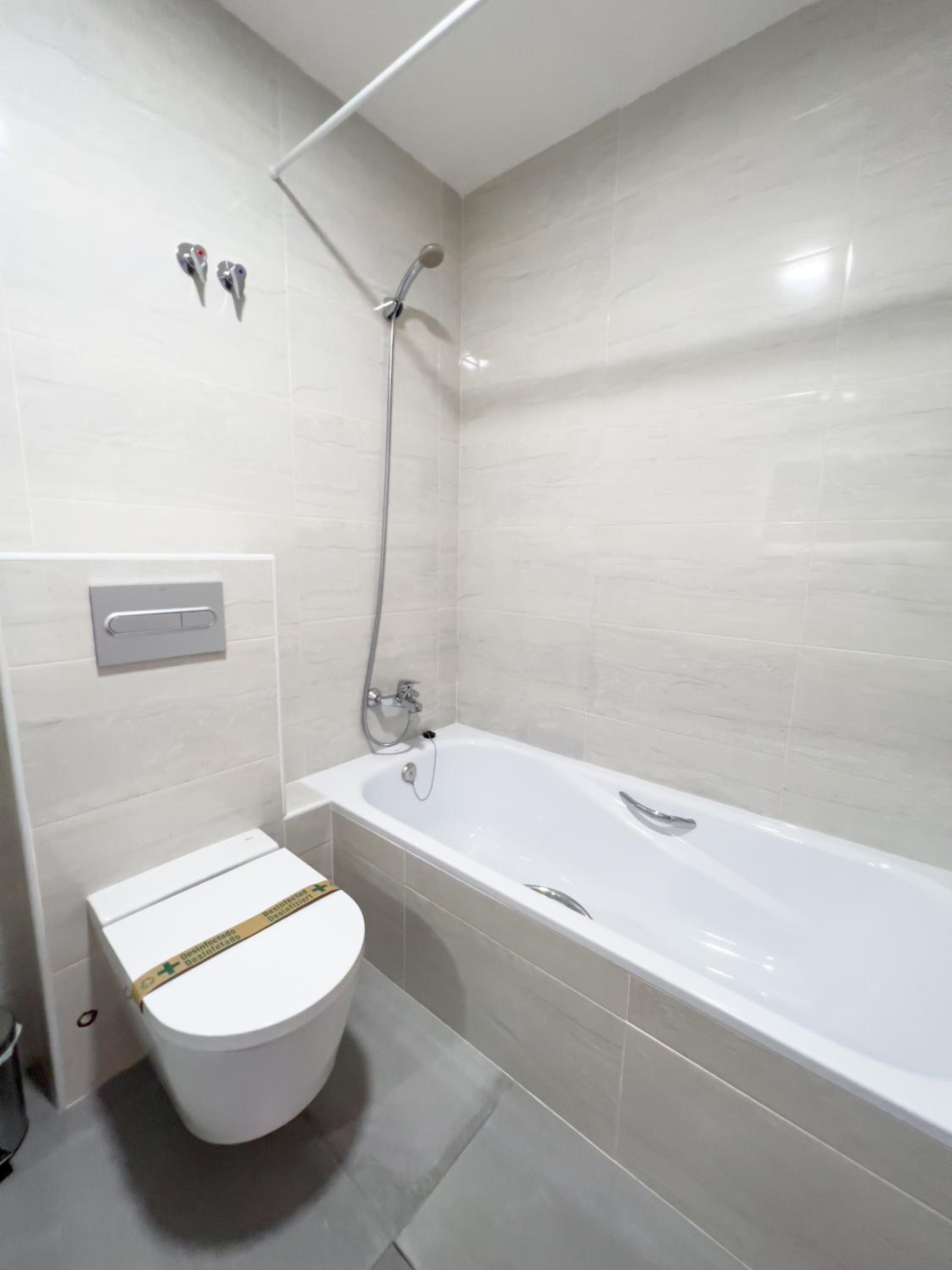 Deluxe Double Room with Bath - Photo 2