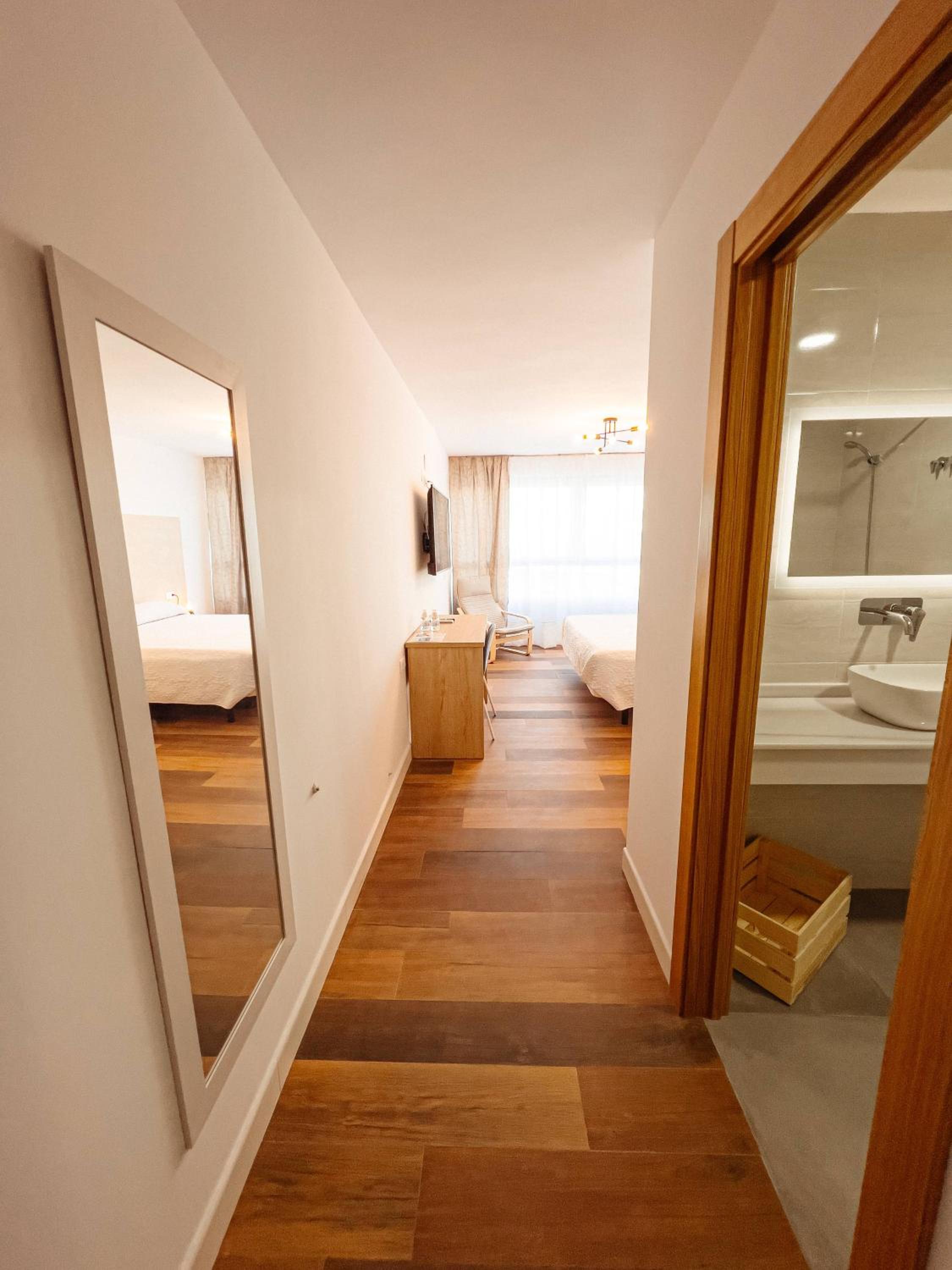 Deluxe Double Room with Bath - Photo 6
