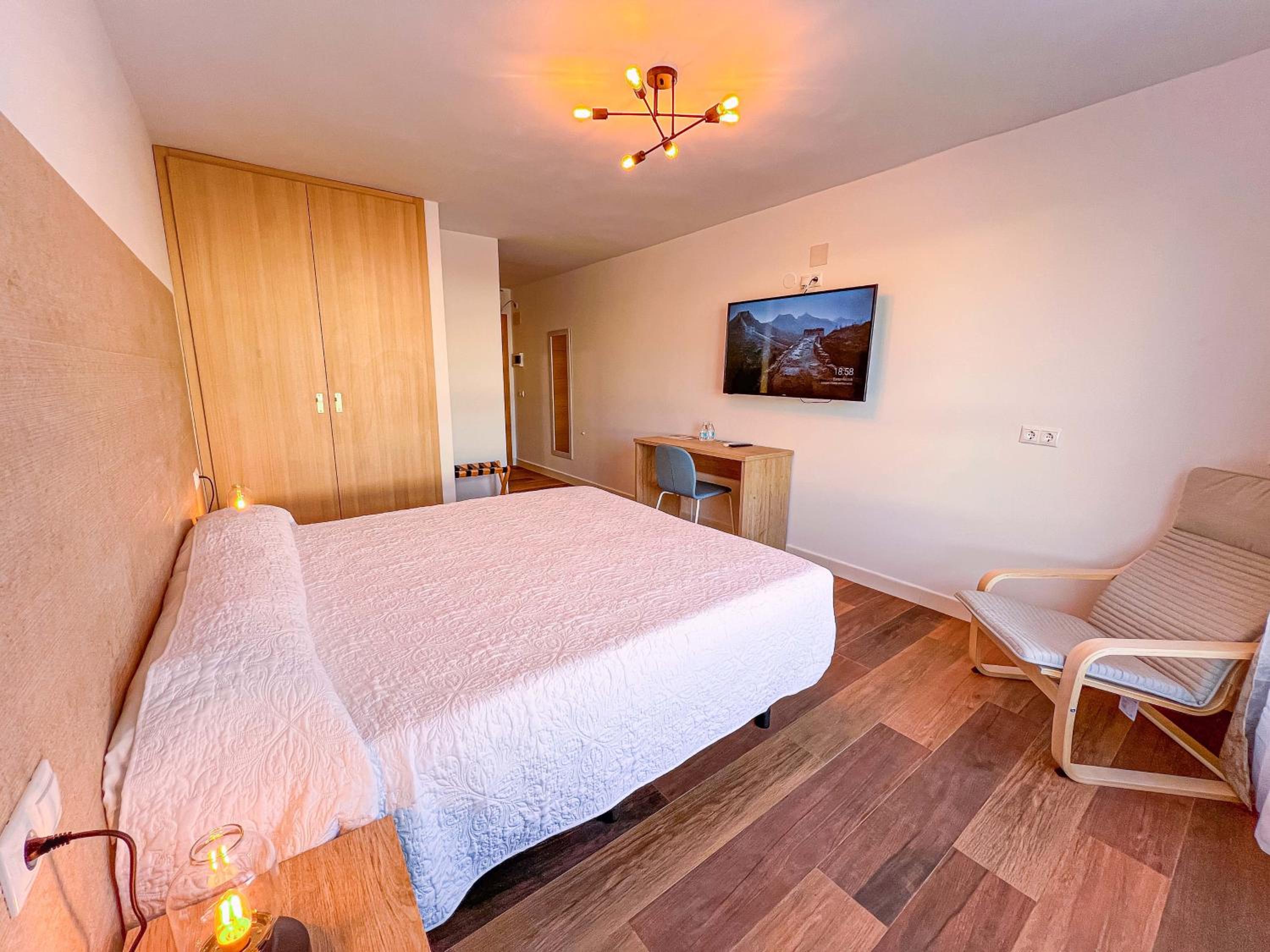 Deluxe Double Room with Bath - Photo 5