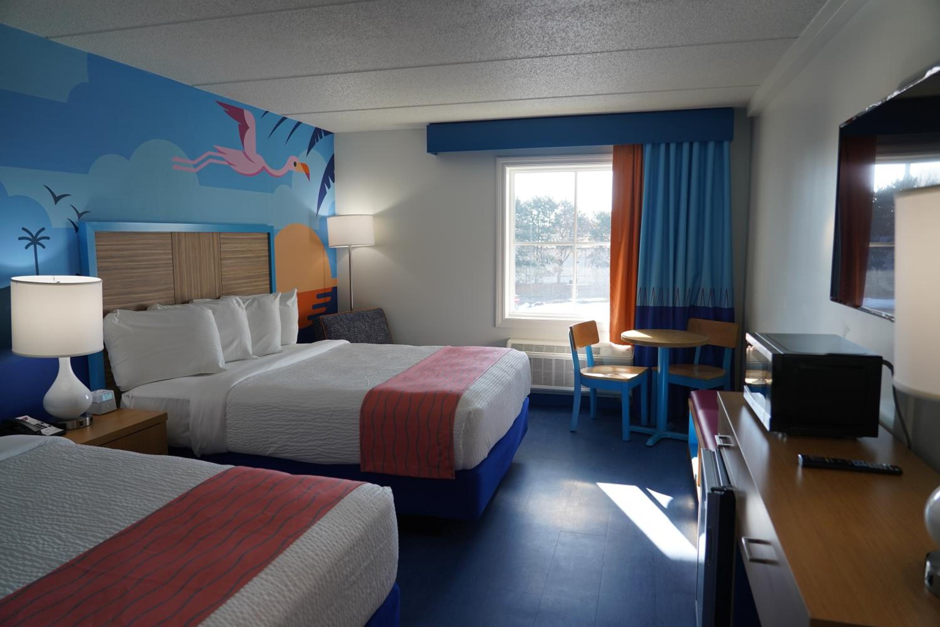 Queen Room with Two Queen Beds - Photo 2
