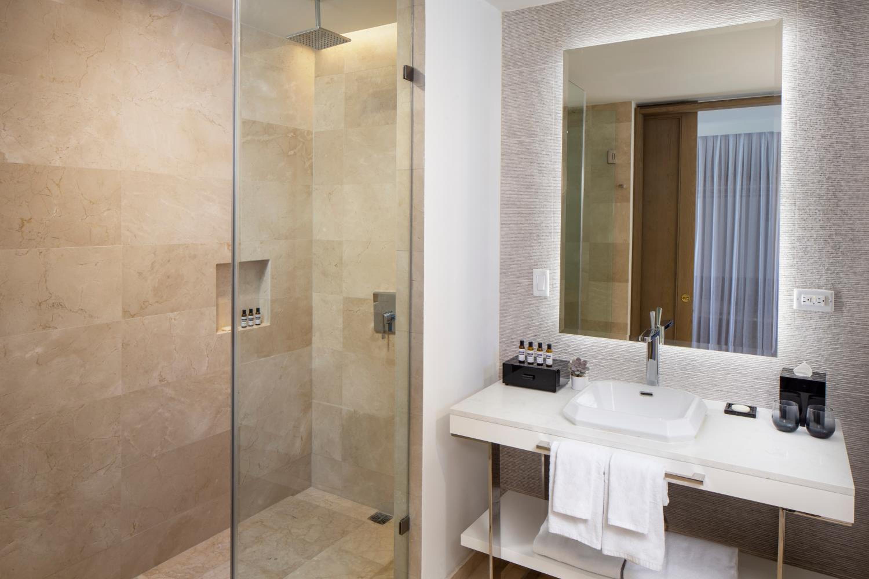 Double Room with Two Double Beds and Ocean View - Photo 7