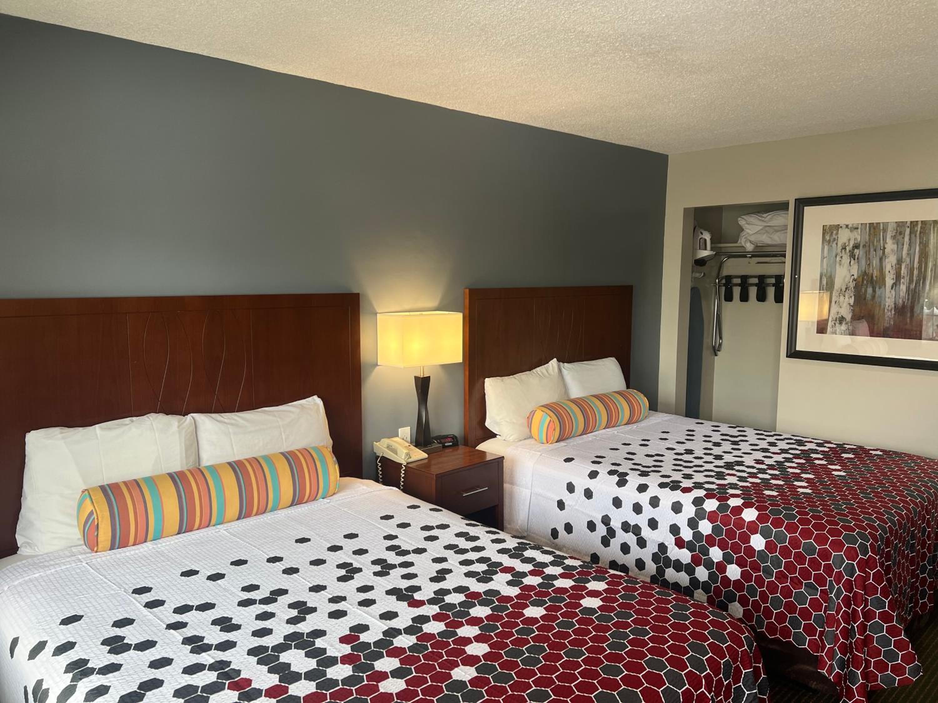 Queen Room with Two Queen Beds - Non-Smoking - Photo 1