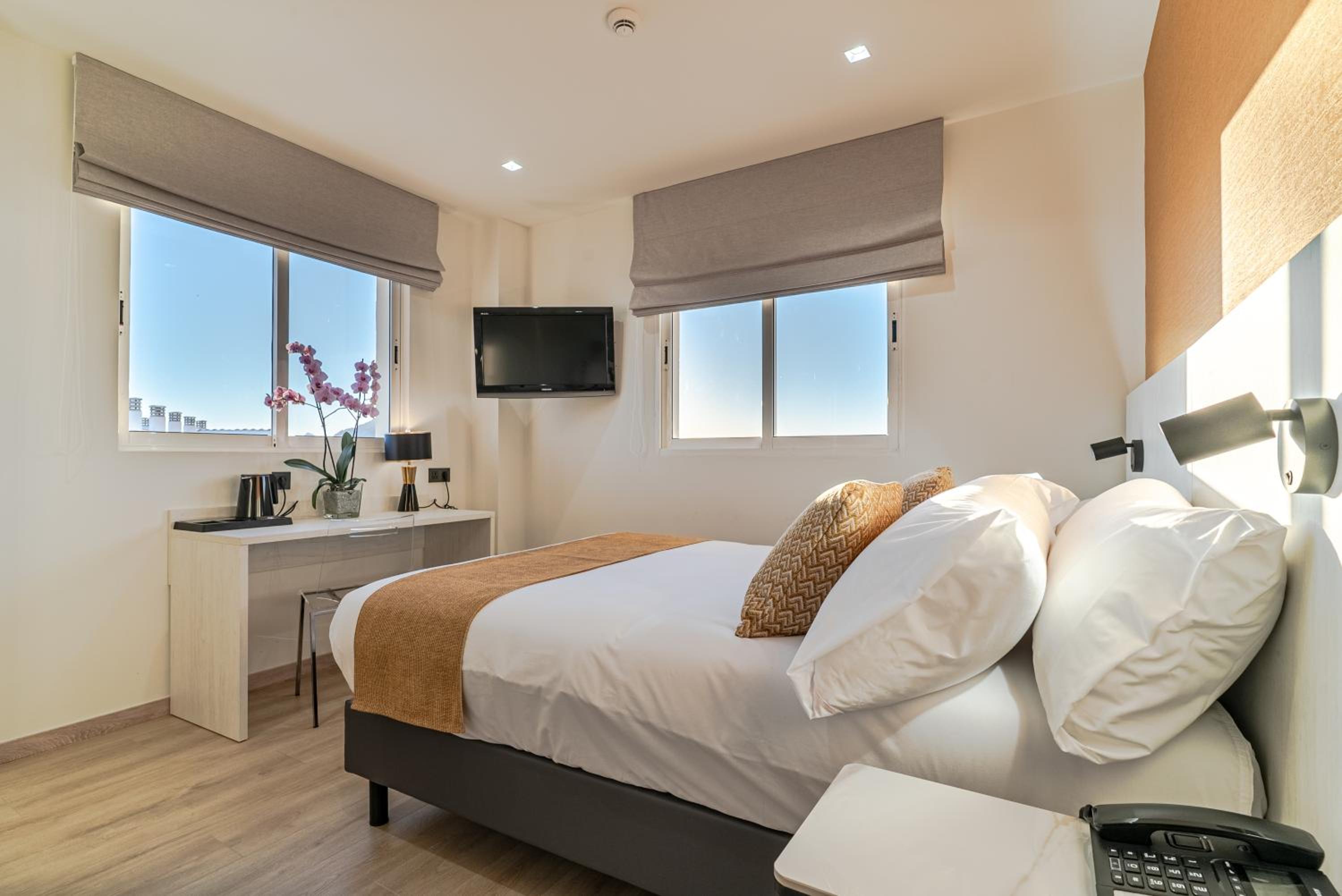 Deluxe Double Room - Mobility Accessible - Photo 3