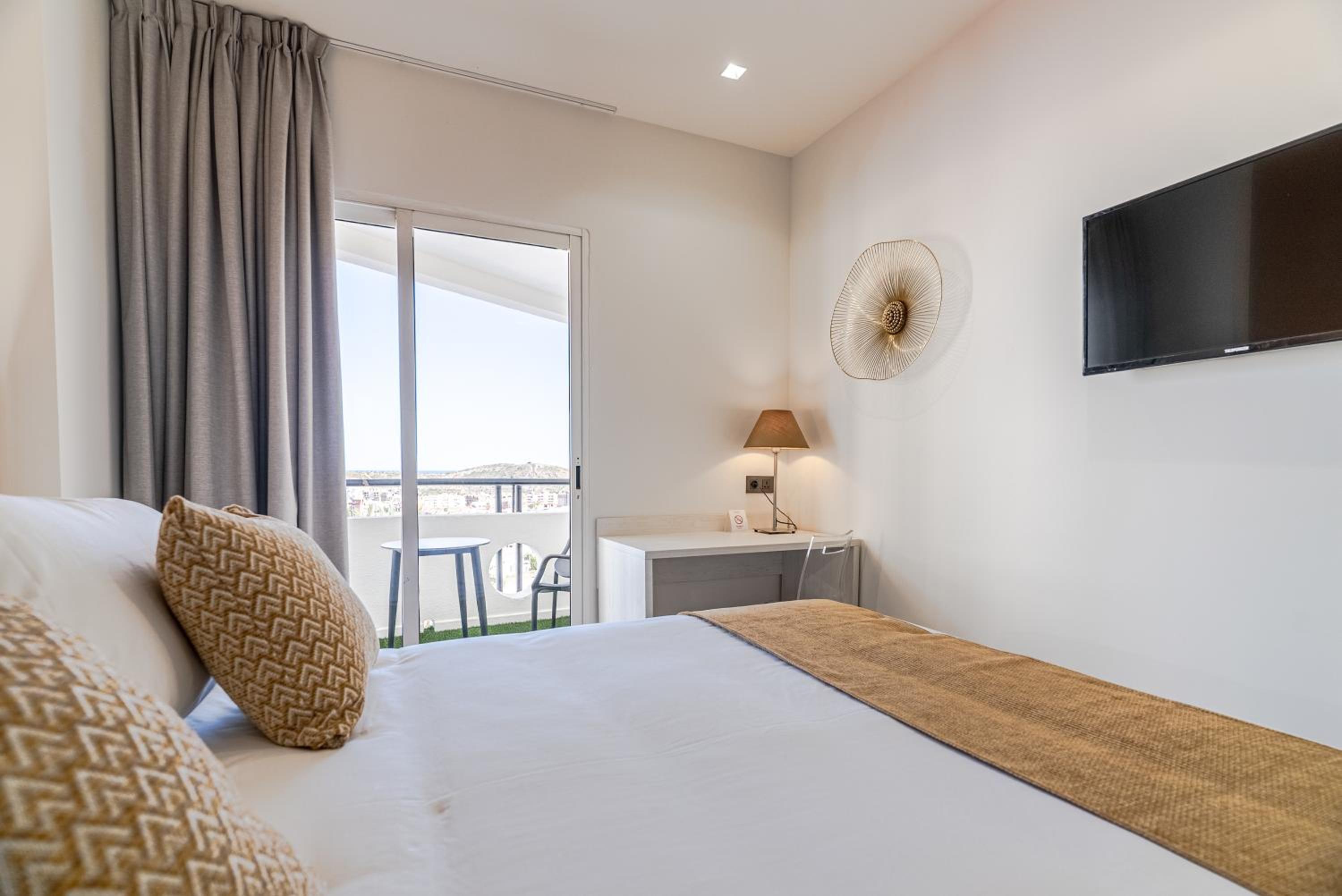 Double Bed, Deluxe Room, Sea View - Photo 1
