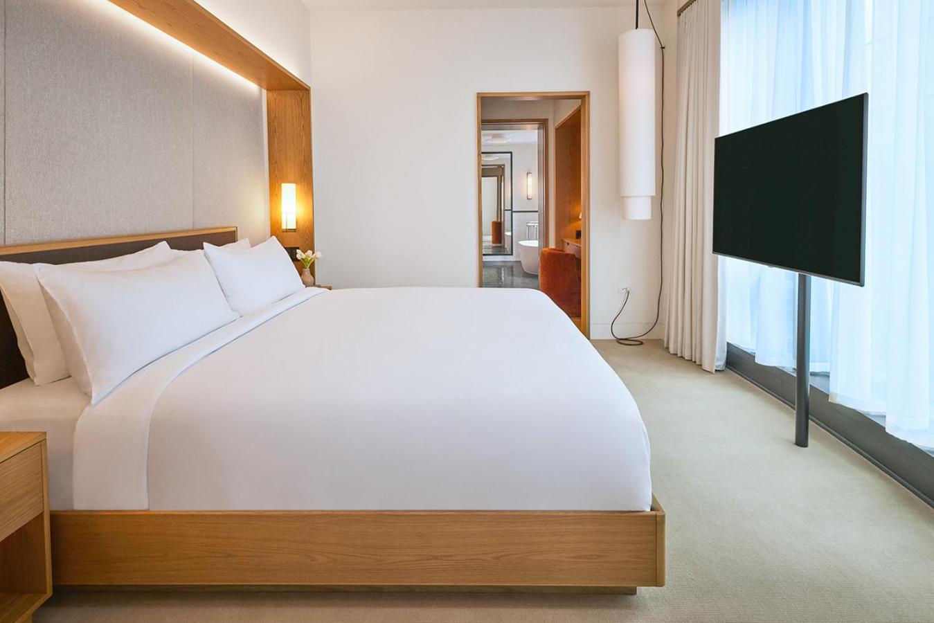 Corner One-Bedroom King Suite