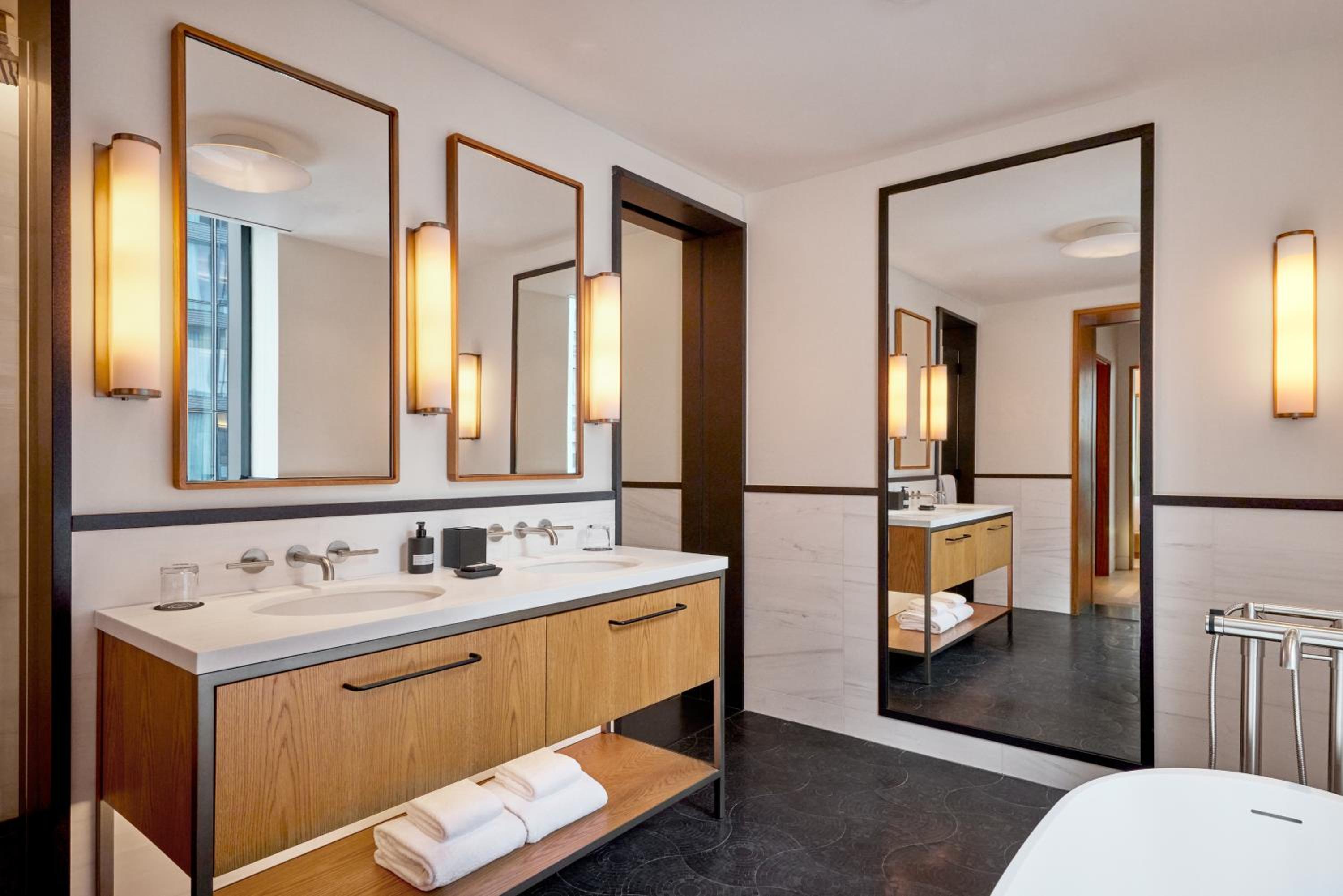 Corner One-Bedroom King Suite thumbnail 5