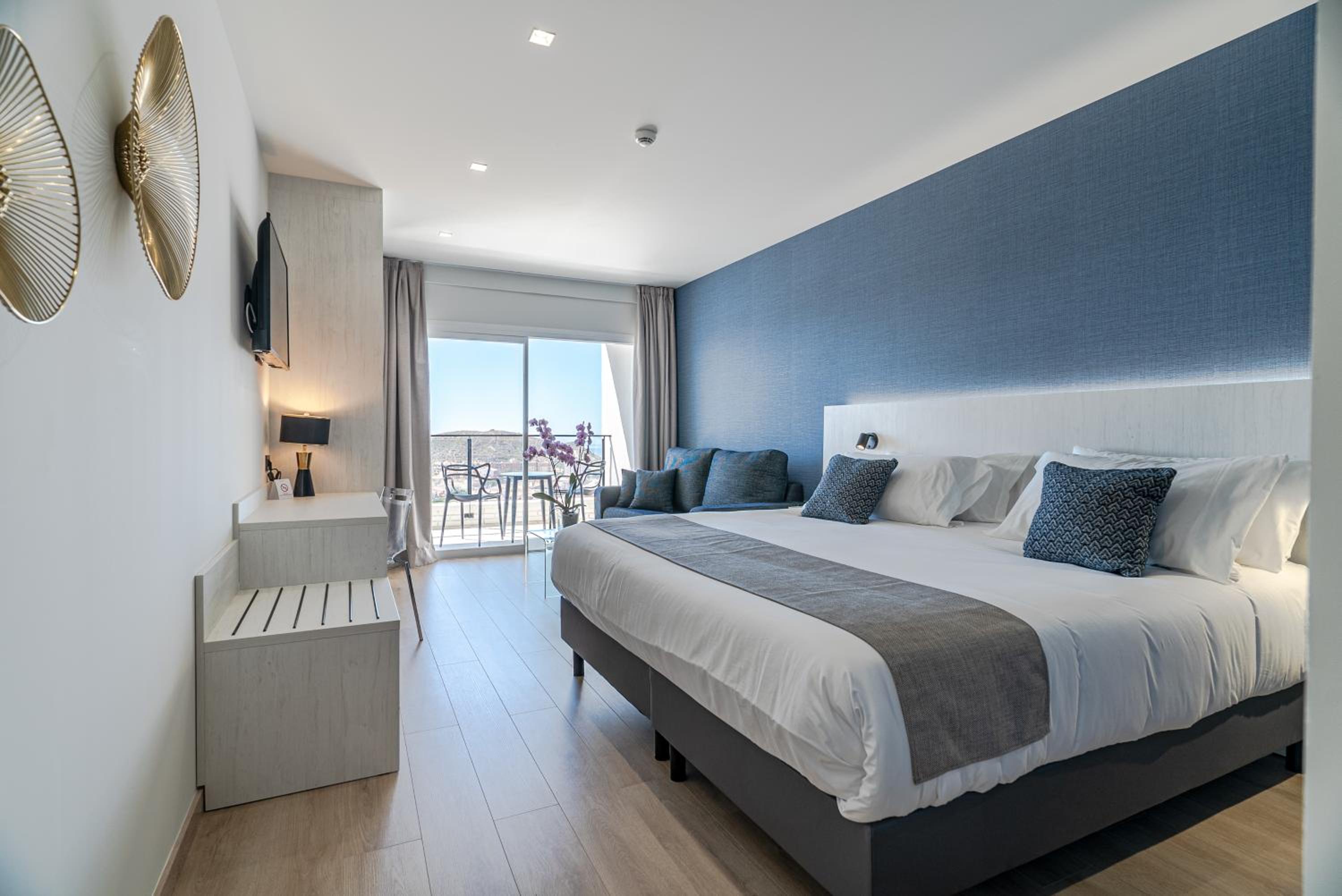 Deluxe Family Room with Sea View - Photo 3