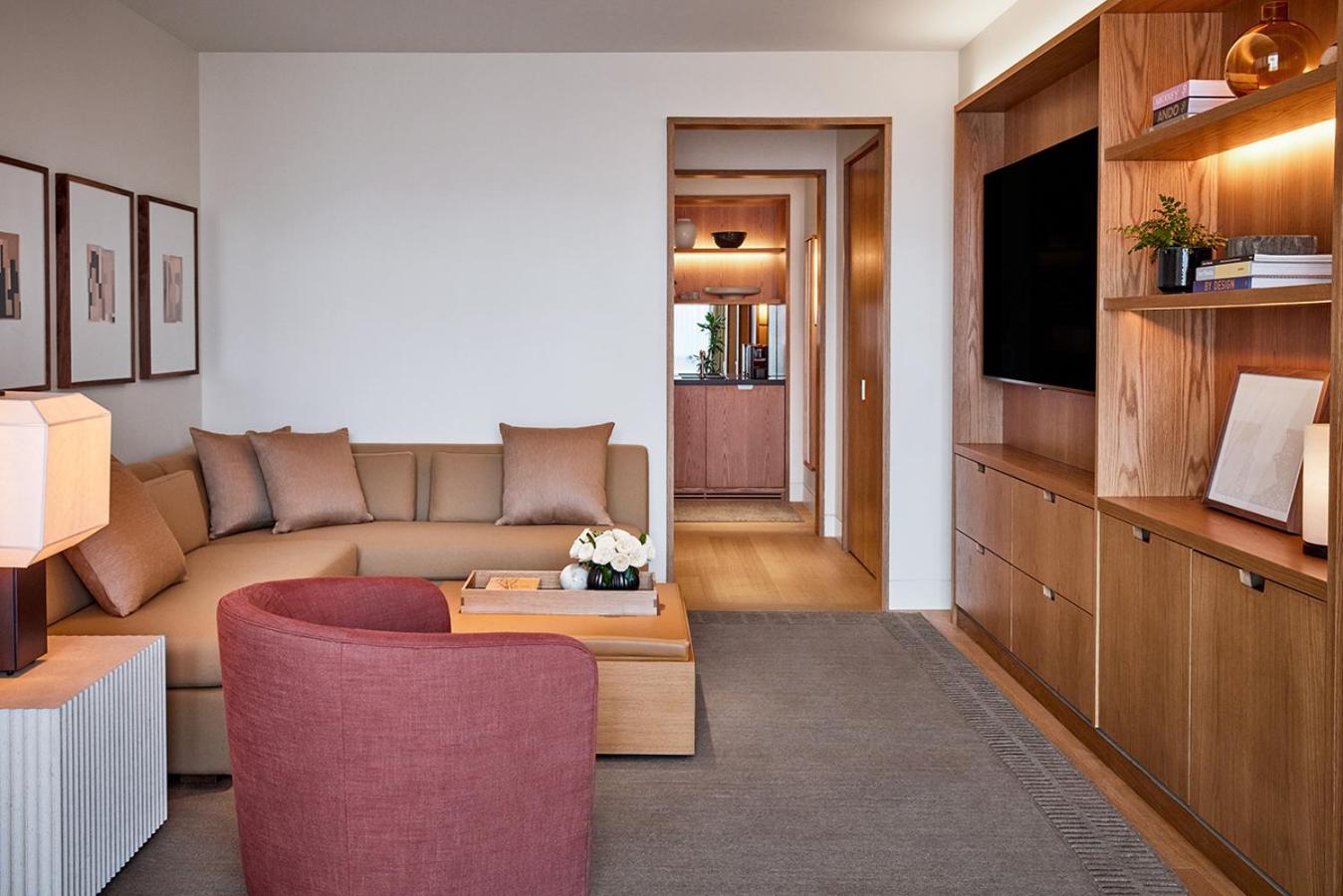 Skyline Corner One Bedroom Suite thumbnail 5