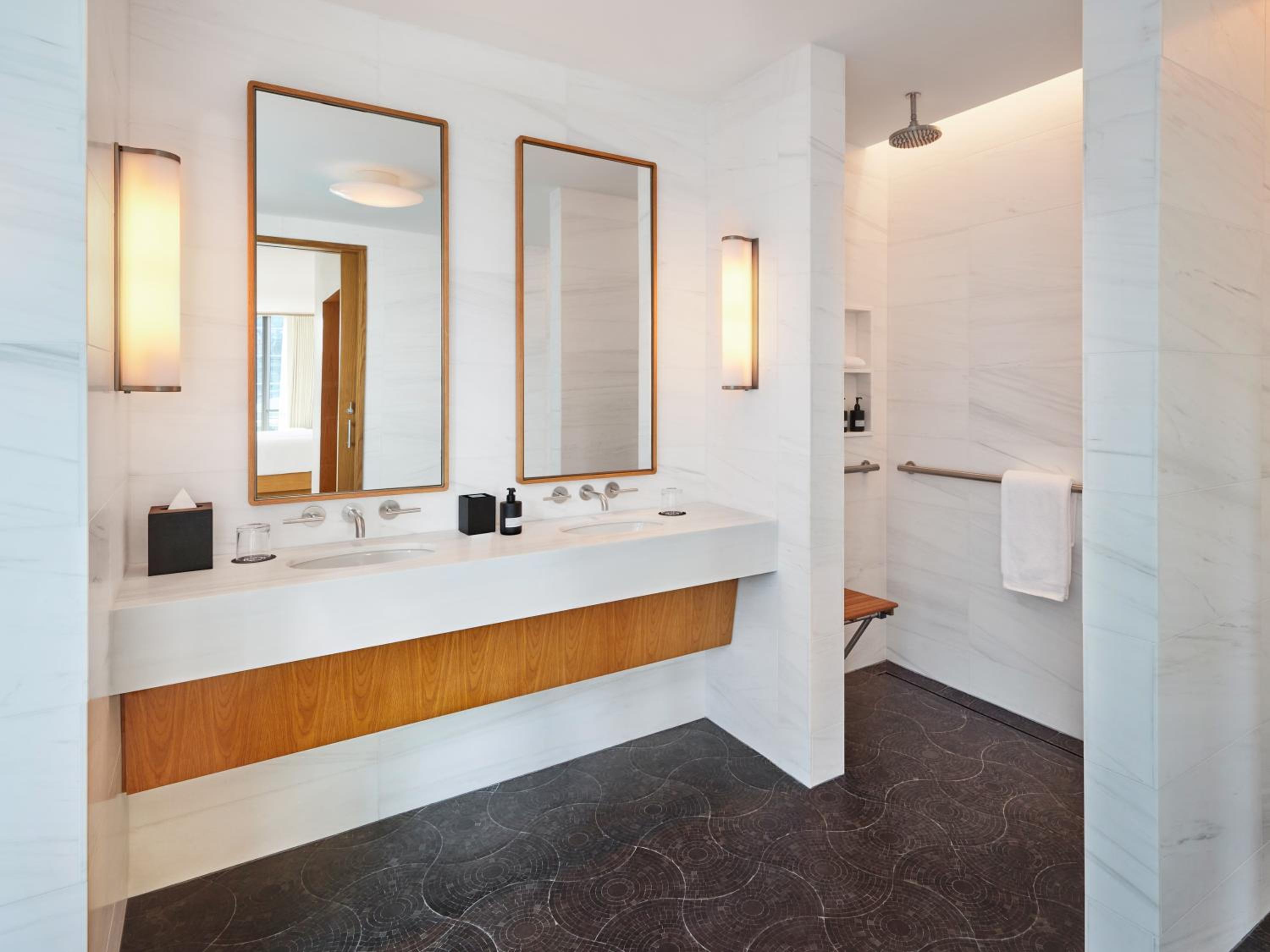 Corner One-Bedroom Suite, ADA thumbnail 5