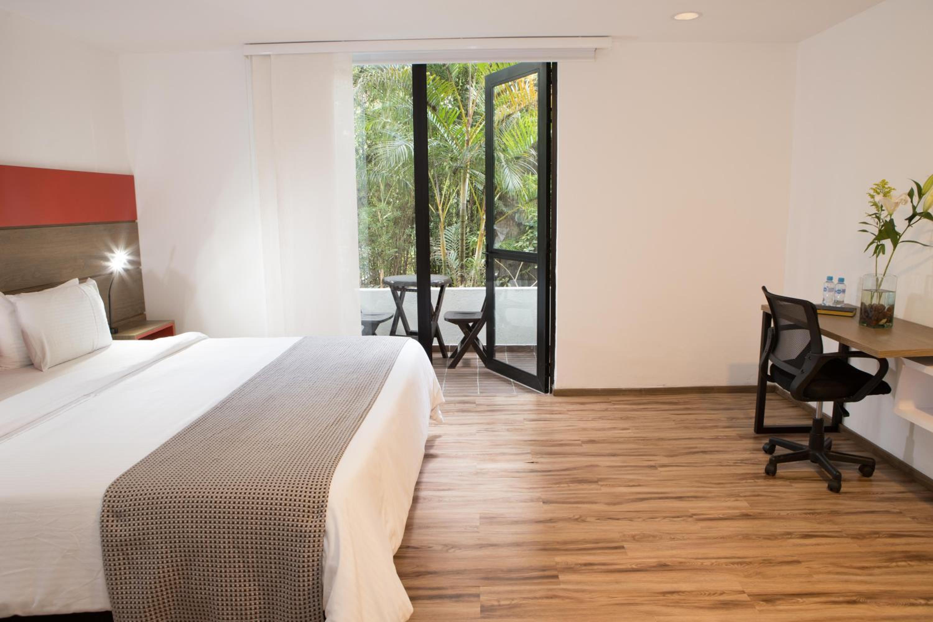 Deluxe Double Room with Balcony photo 2