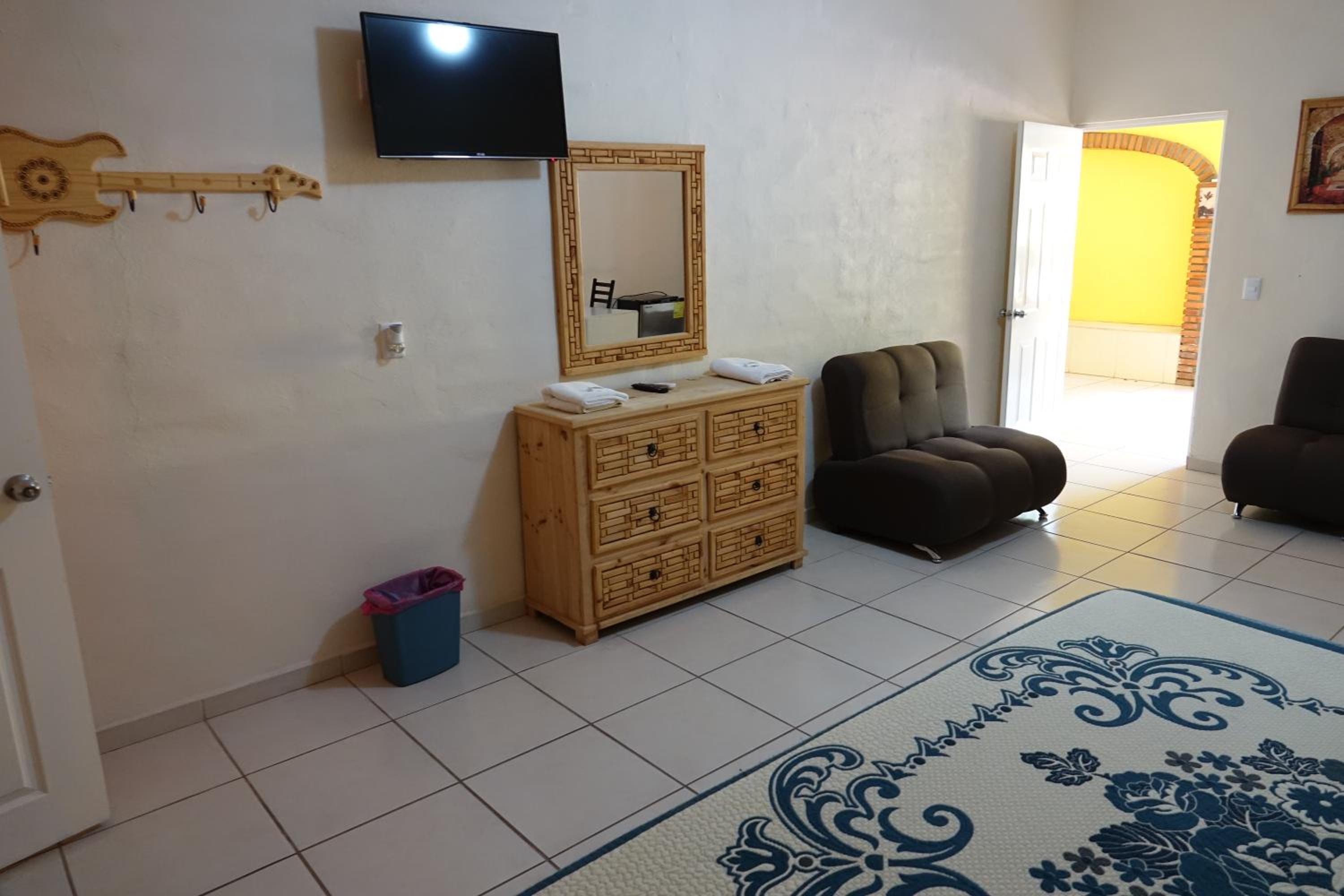 Deluxe Queen Suite - Photo 3