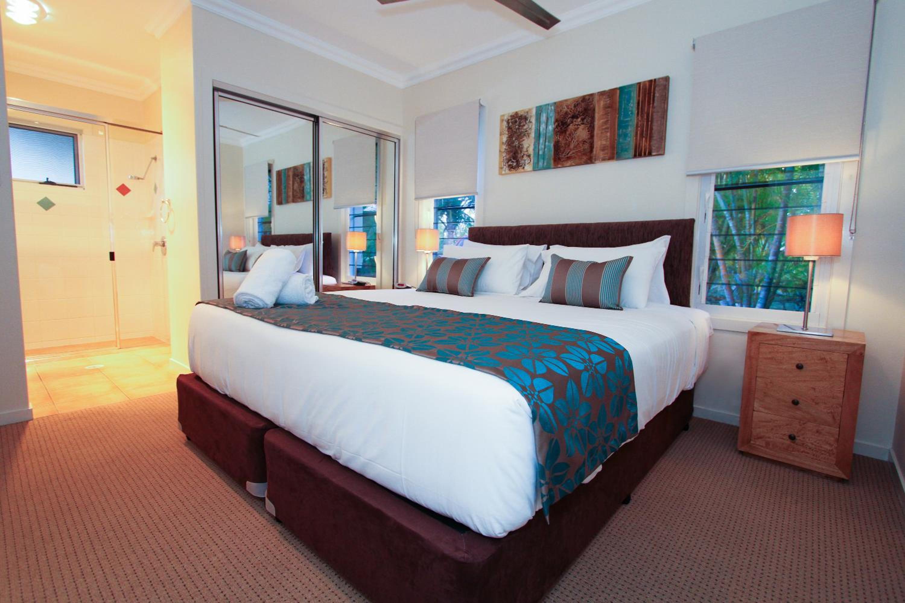 Two-Bedroom Poolside Villa photo 2