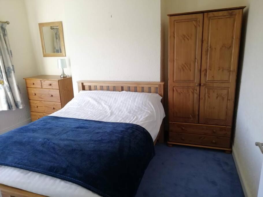 Five-Bedroom House photo 1