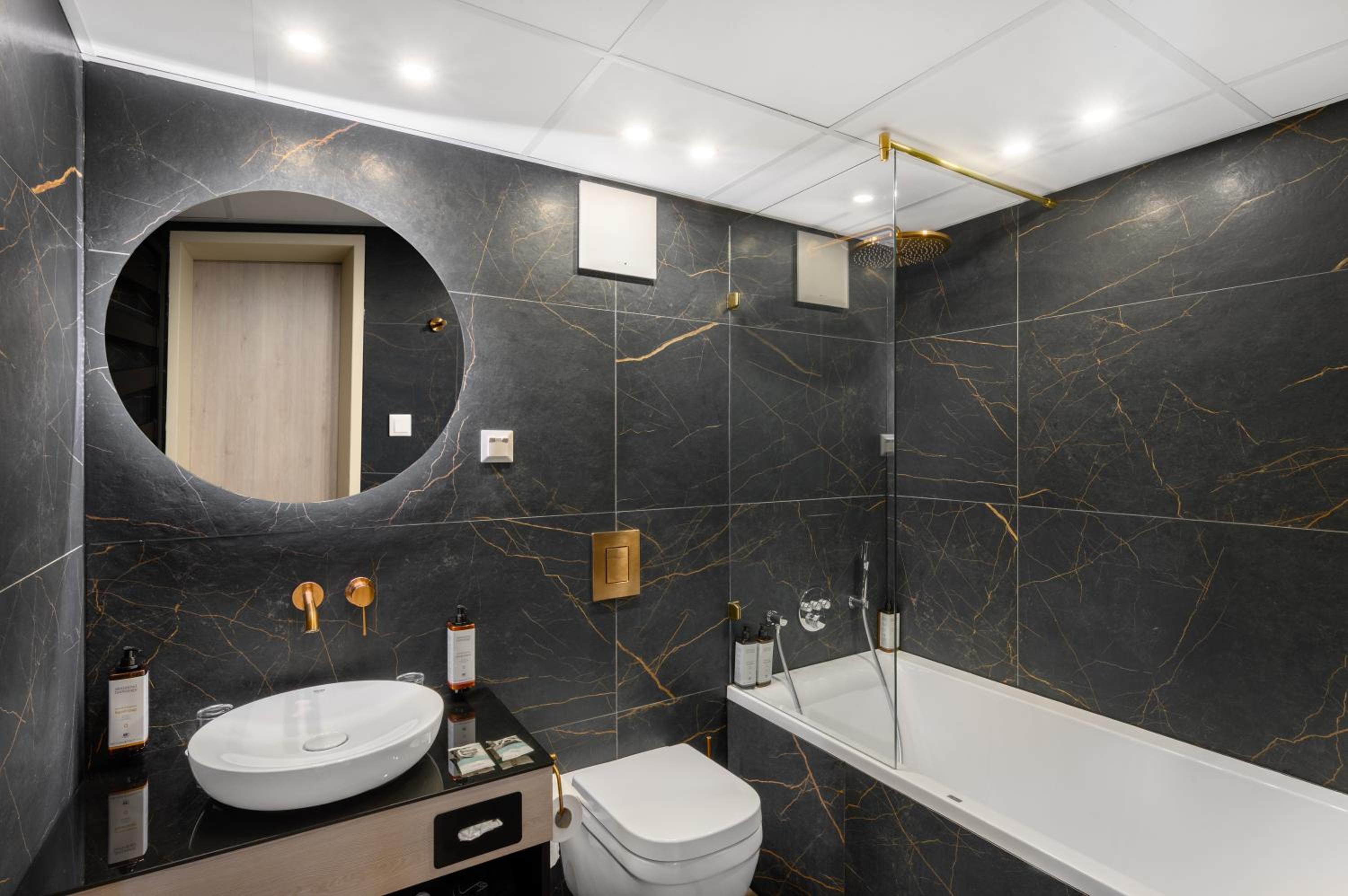 Executive room with One Double Bed and Sofa - Photo 15