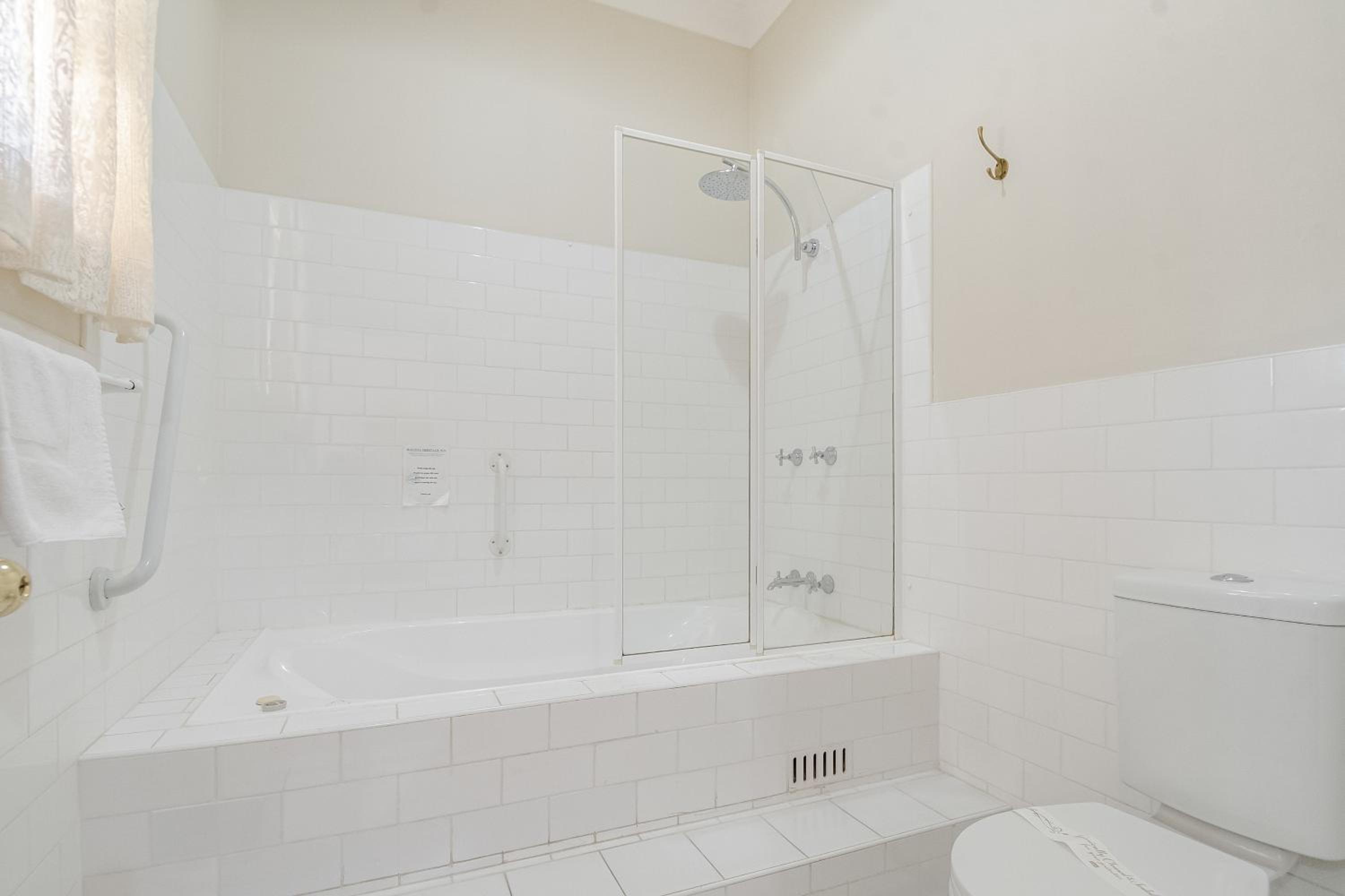 Deluxe Queen Room with Bath