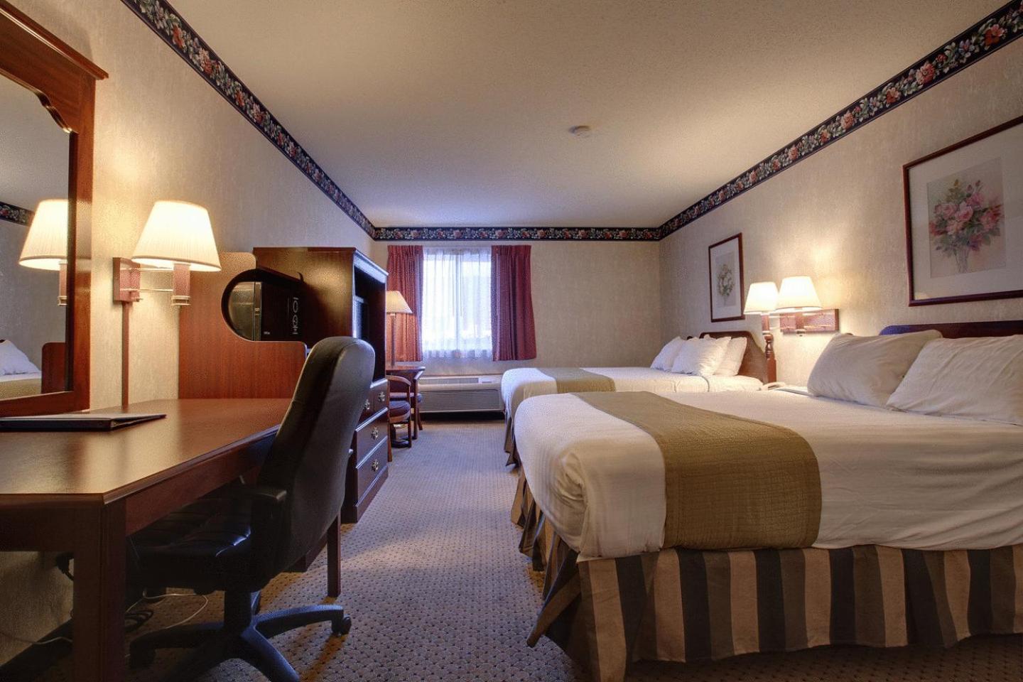 Queen Room with Two Queen Beds - Non-Smoking - Photo 9