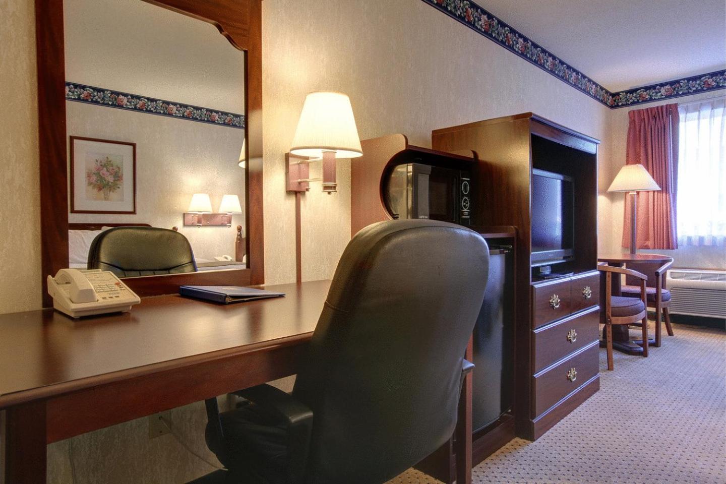Queen Room with Two Queen Beds - Non-Smoking - Photo 10