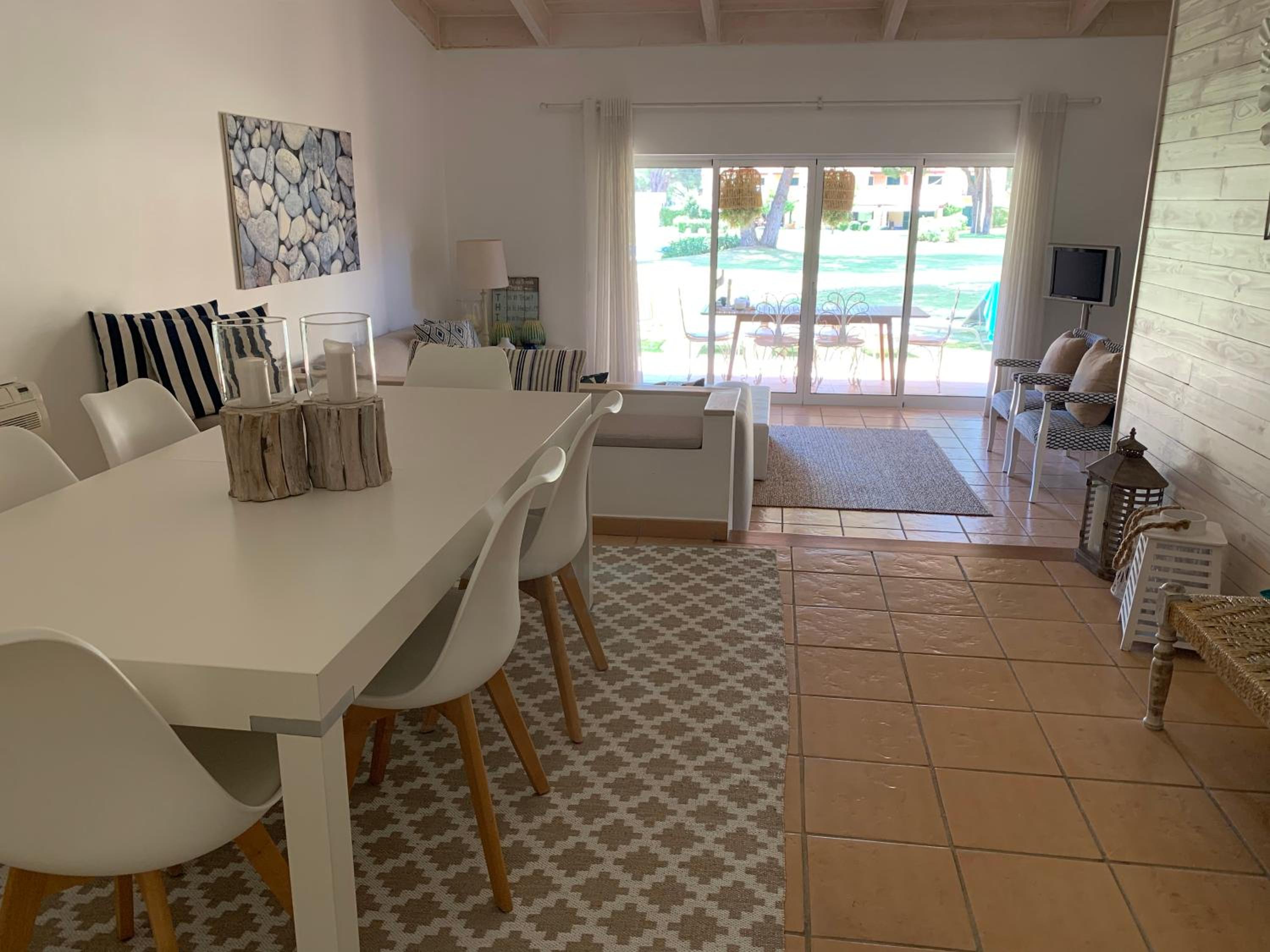 Five-Bedroom House - Photo 5