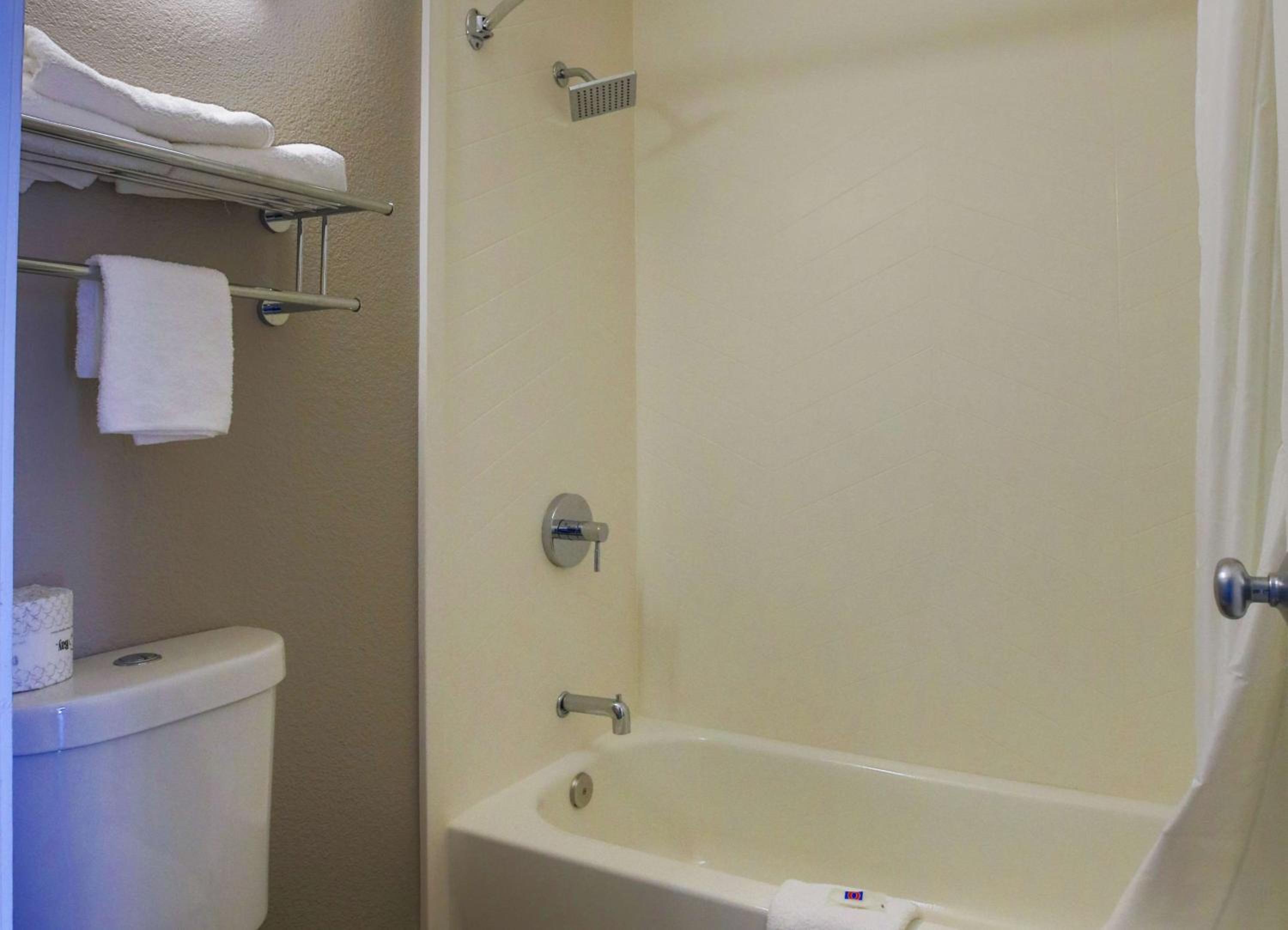 Deluxe Queen Room with Two Queen Beds - Non-Smoking photo 3