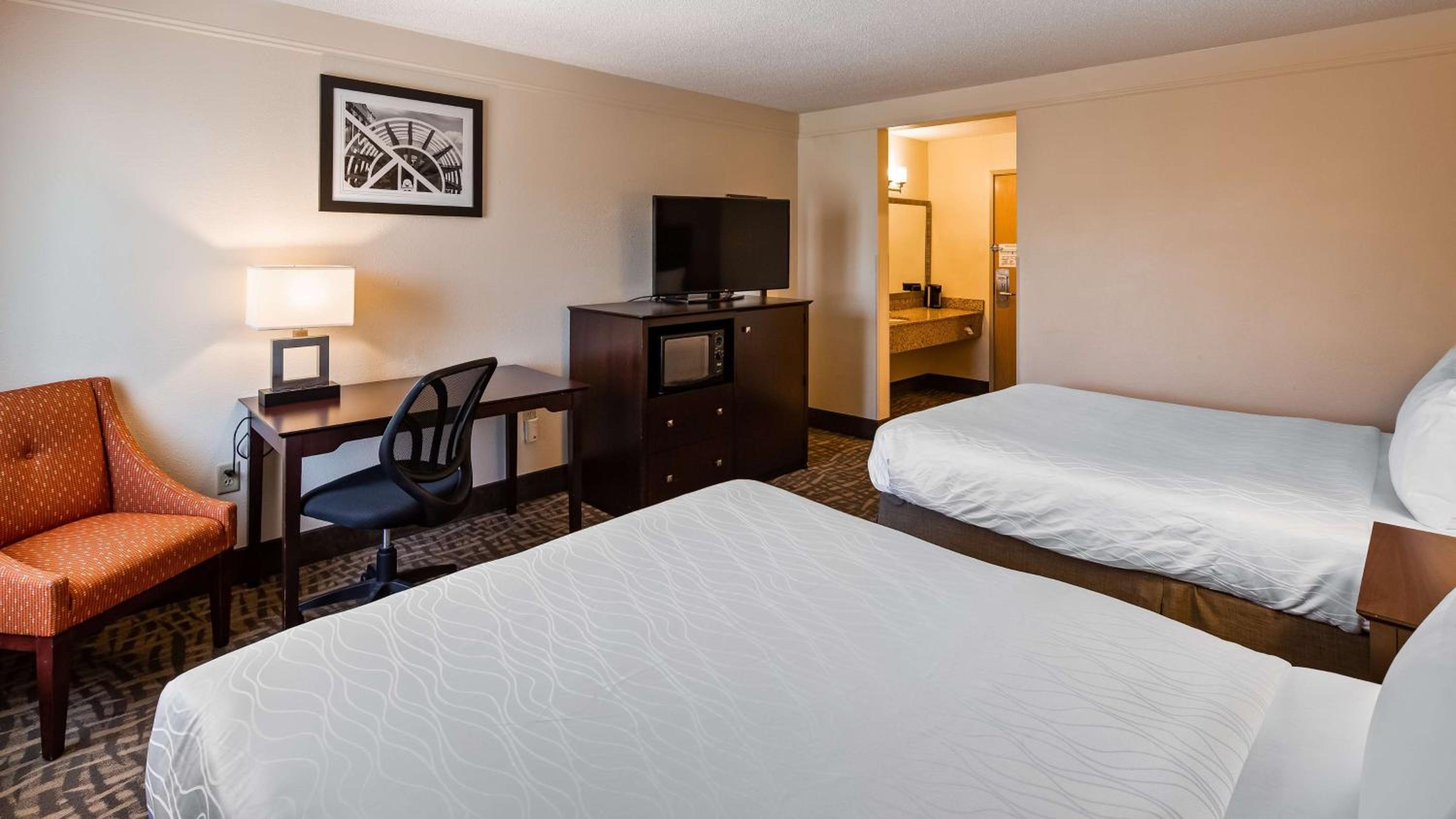 Queen Room with Two Queen Beds - Non Smoking - Photo 3