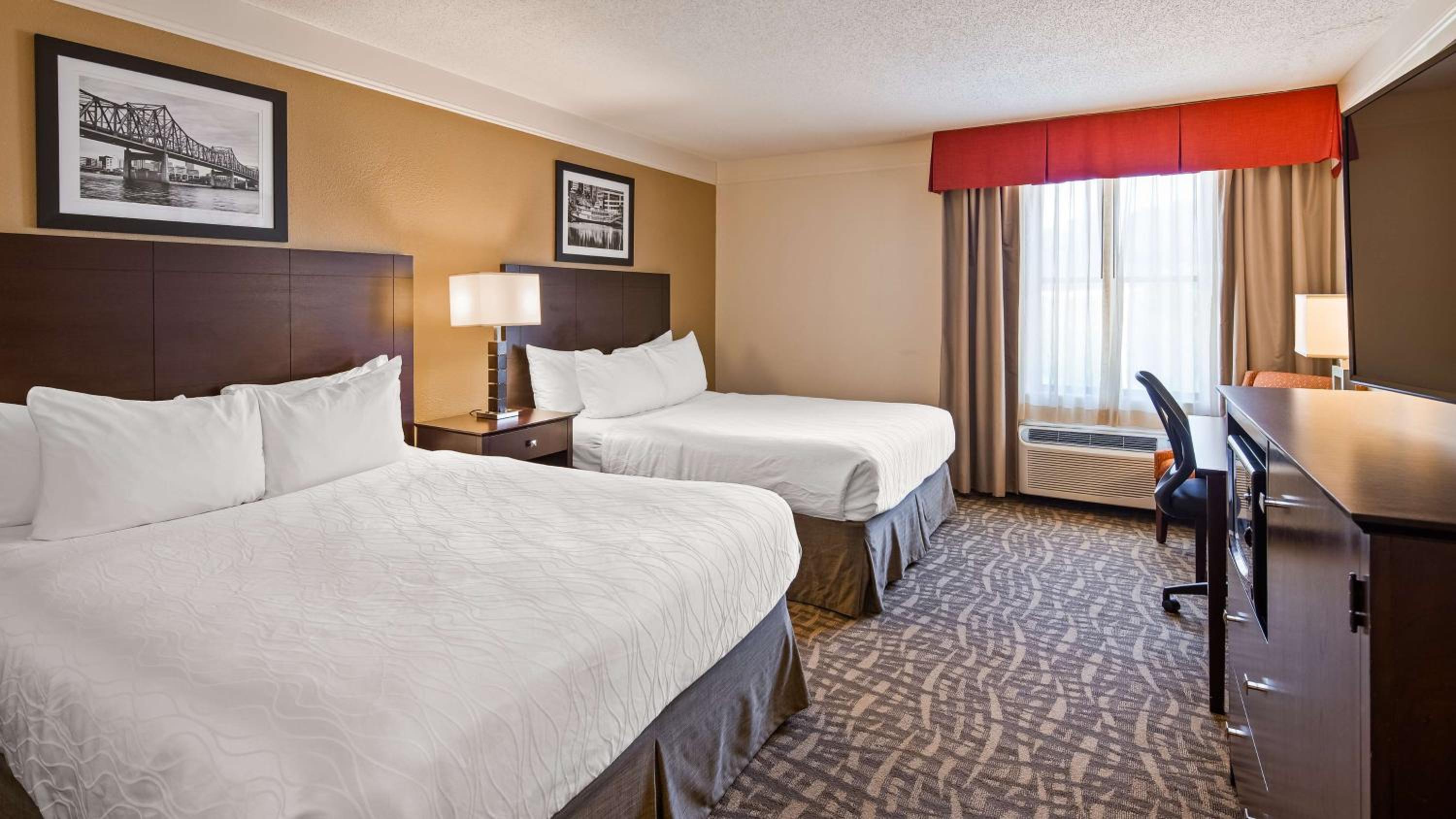 Queen Room with Two Queen Beds - Non Smoking - Photo 2