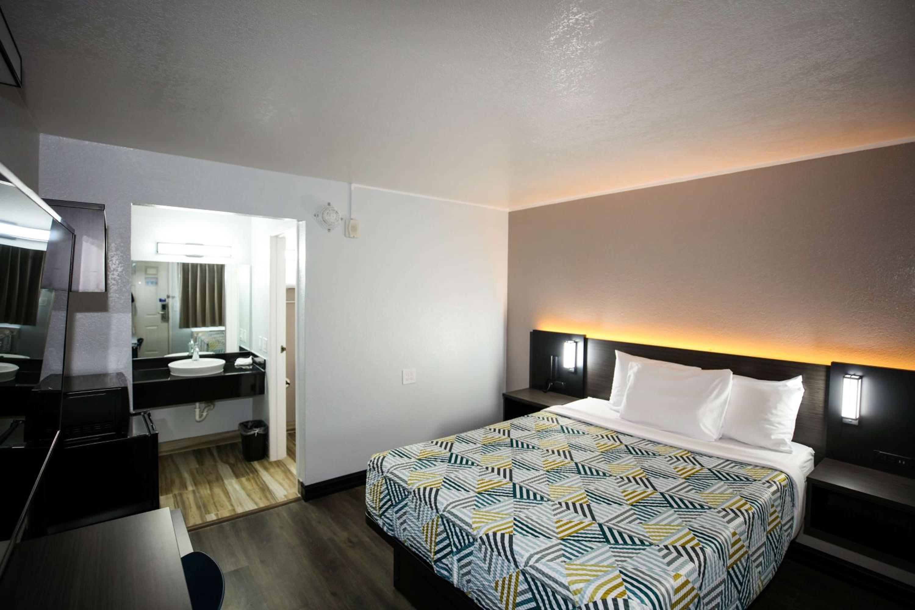 Deluxe Queen Room - Non-Smoking photo 1