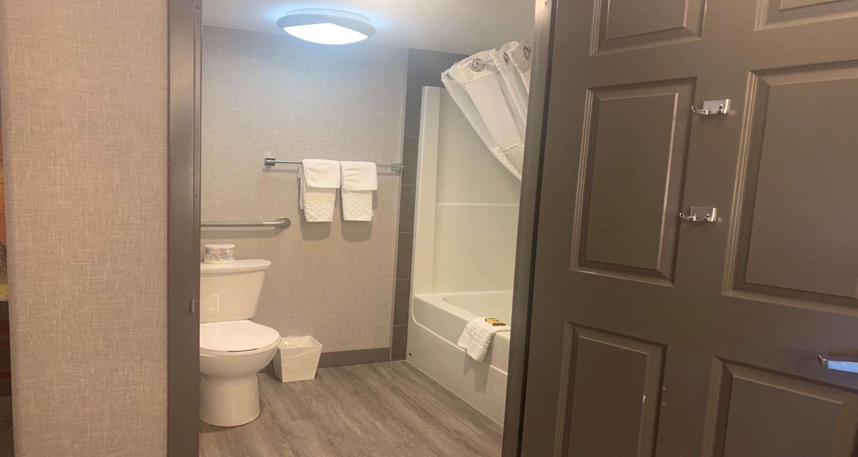 King Room with Bath Tub - Disability Access/Non-Smoking  - Photo 3