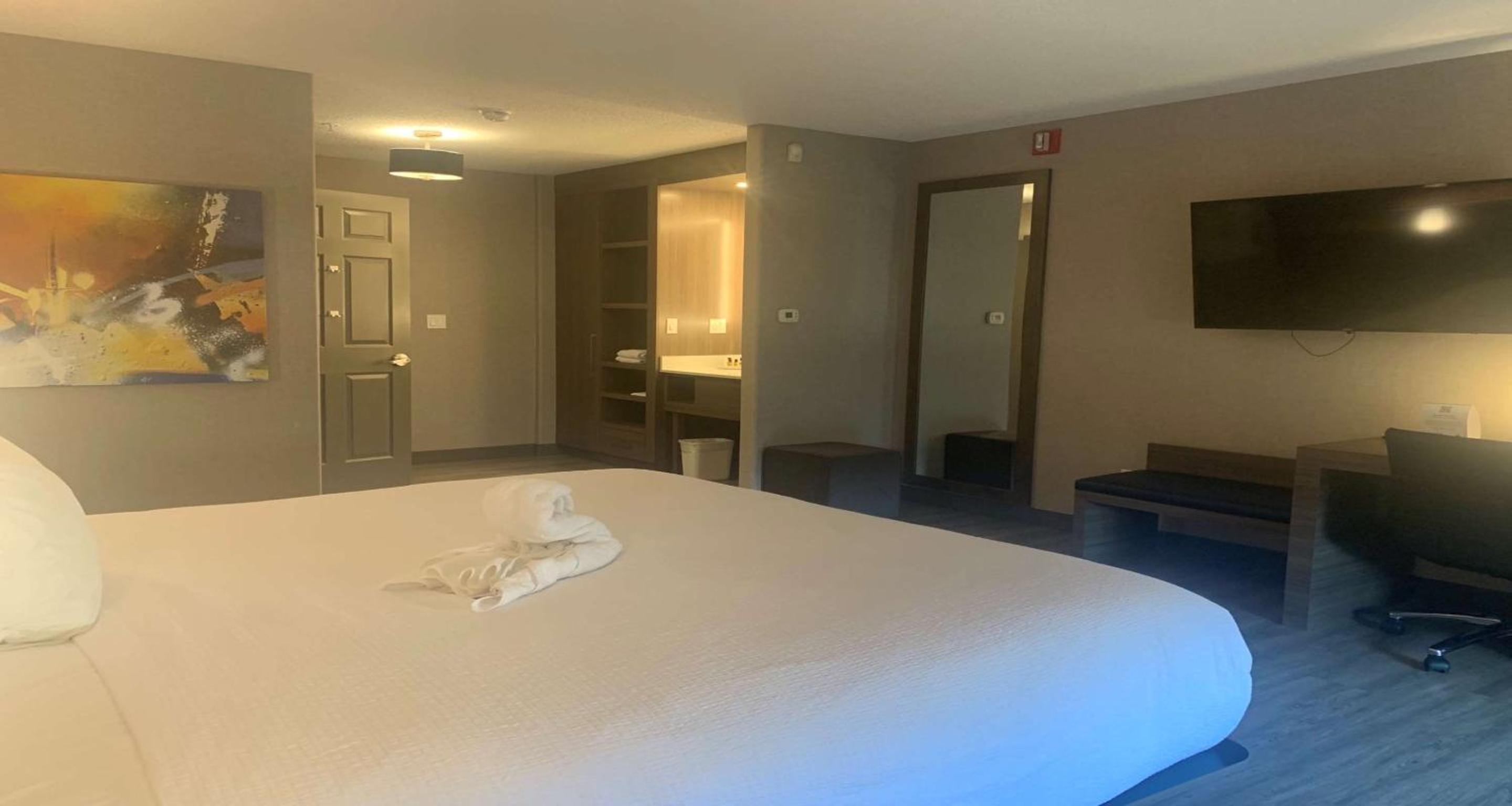 King Room with Bath Tub - Disability Access/Non-Smoking  - Photo 1