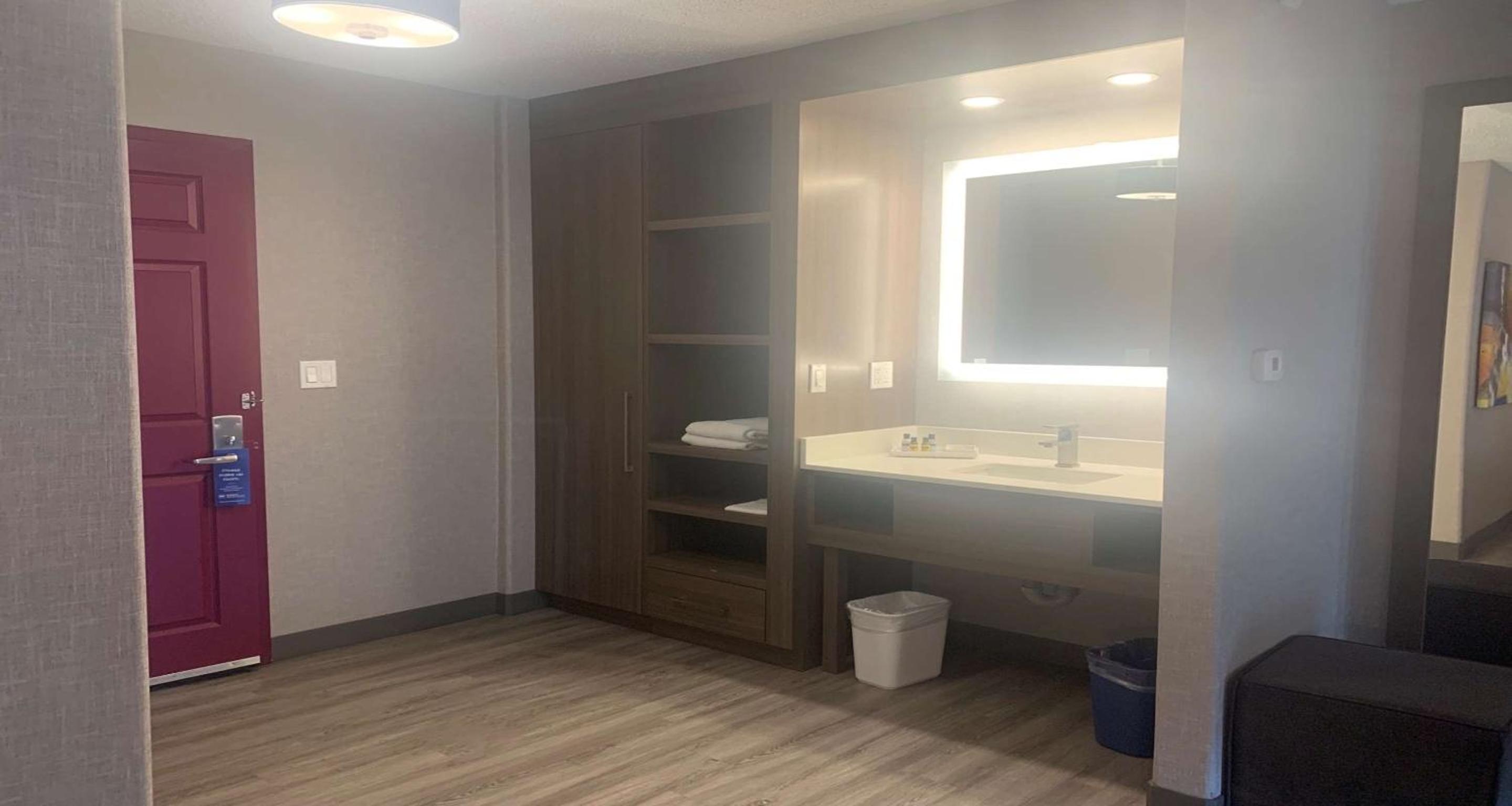 King Room with Bath Tub - Disability Access/Non-Smoking  - Photo 5