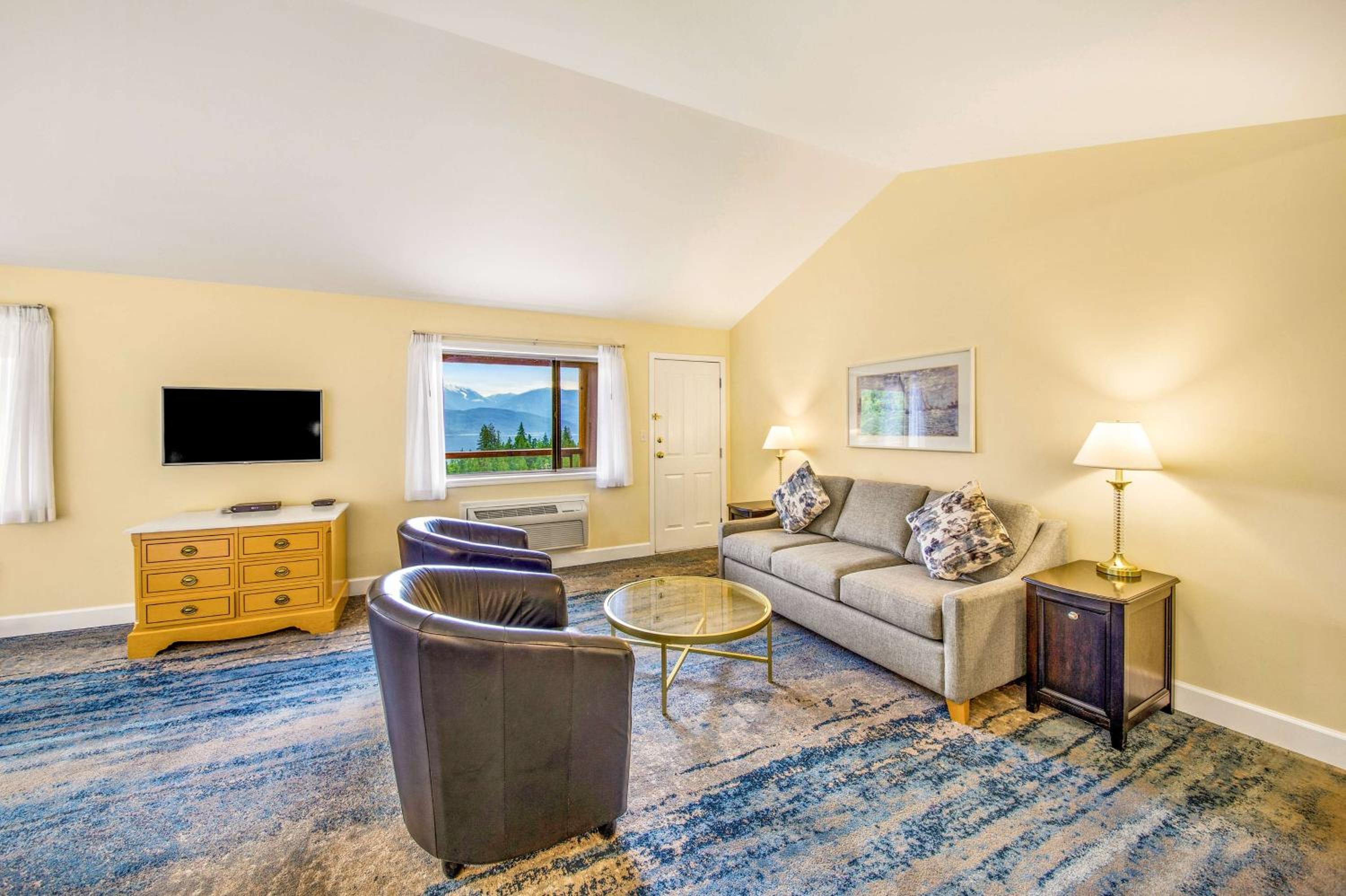 King Suite with Sofa Bed and Hot Tub - Balcony/Lake View/Non-Smoking photo 2